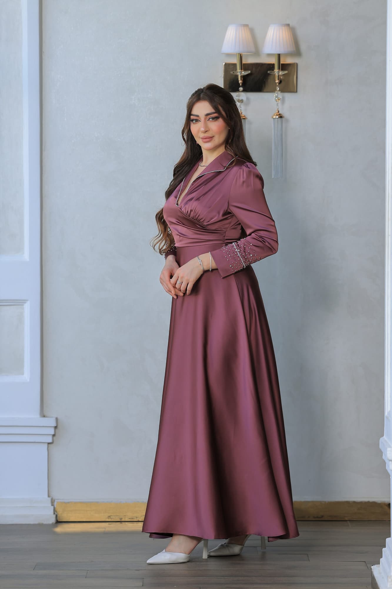 فستان أنيق مصنوع من قماش الساتان يتميز بتصميم كلاسيكي