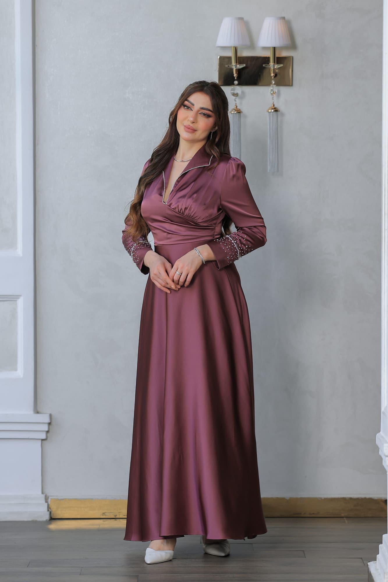 فستان أنيق مصنوع من قماش الساتان يتميز بتصميم كلاسيكي