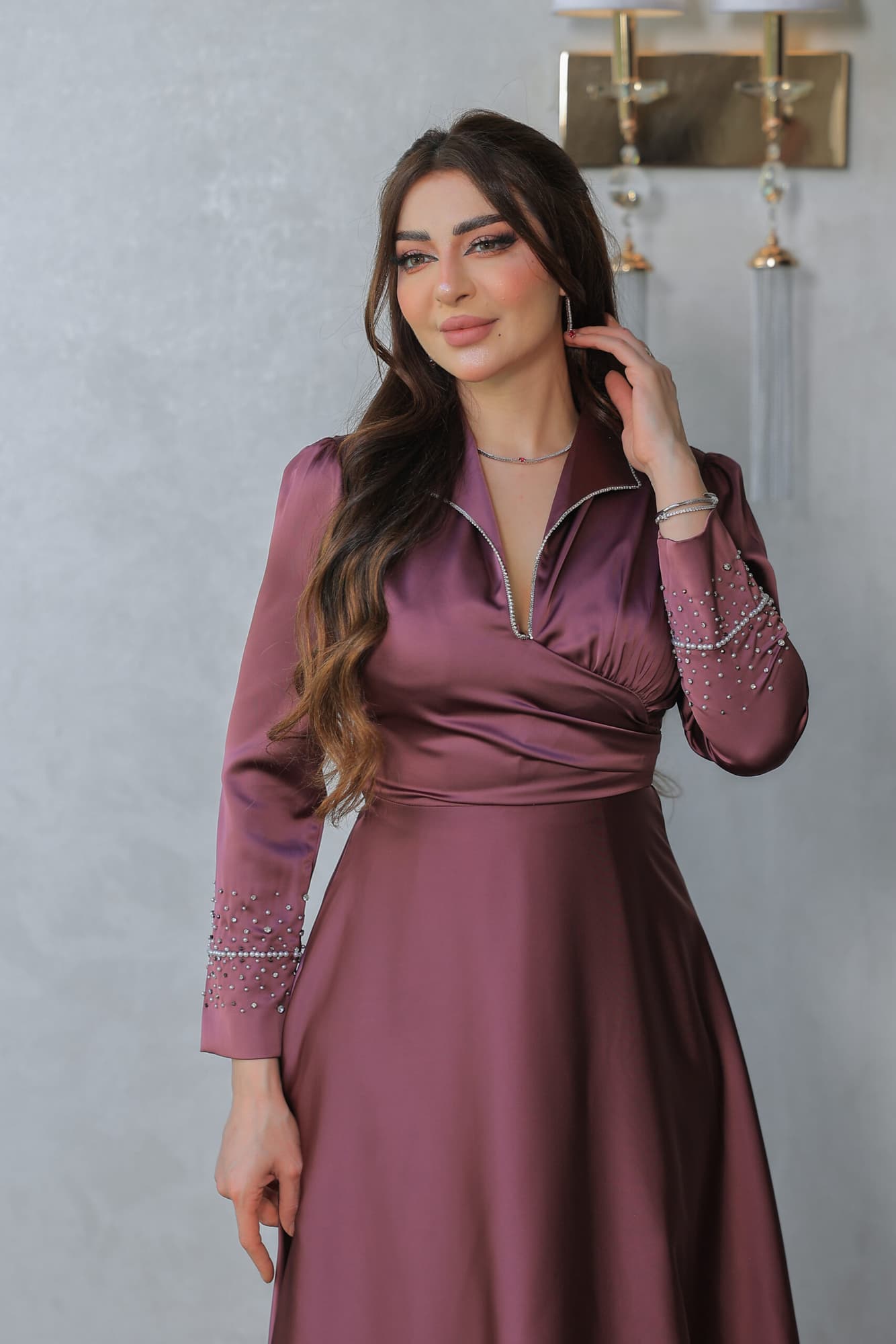 فستان أنيق مصنوع من قماش الساتان يتميز بتصميم كلاسيكي