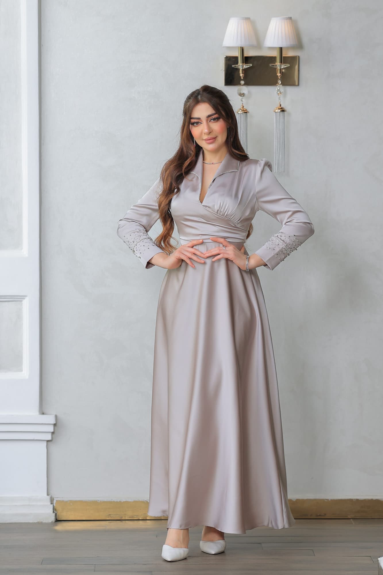 فستان أنيق مصنوع من قماش الساتان يتميز بتصميم كلاسيكي