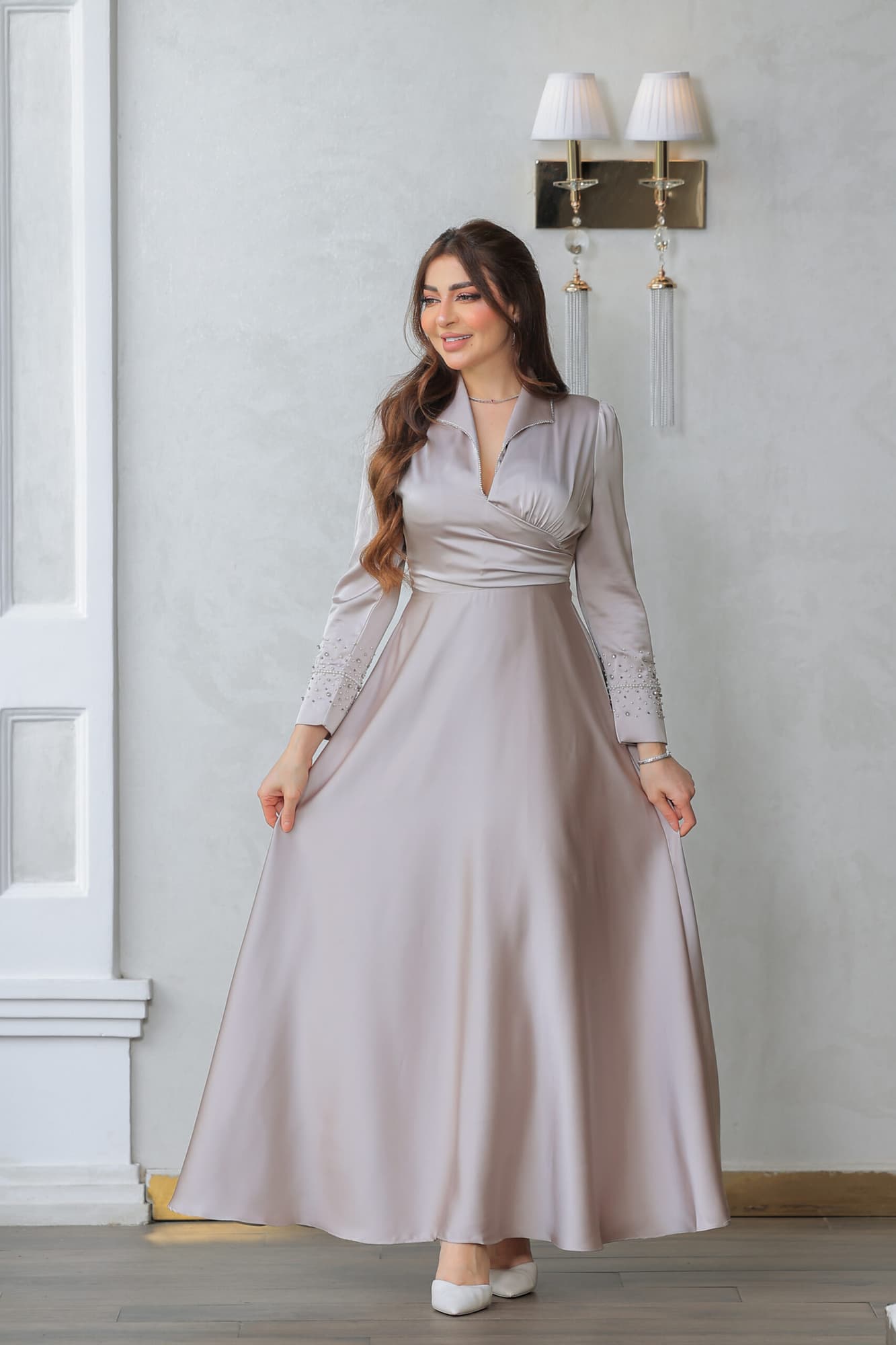 فستان أنيق مصنوع من قماش الساتان يتميز بتصميم كلاسيكي