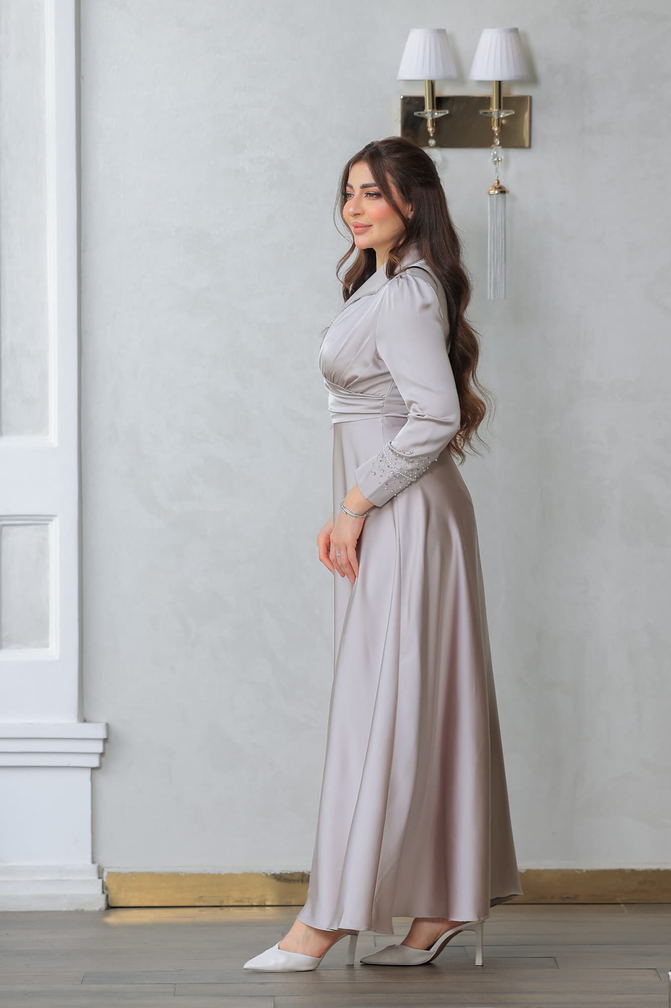 فستان أنيق مصنوع من قماش الساتان يتميز بتصميم كلاسيكي