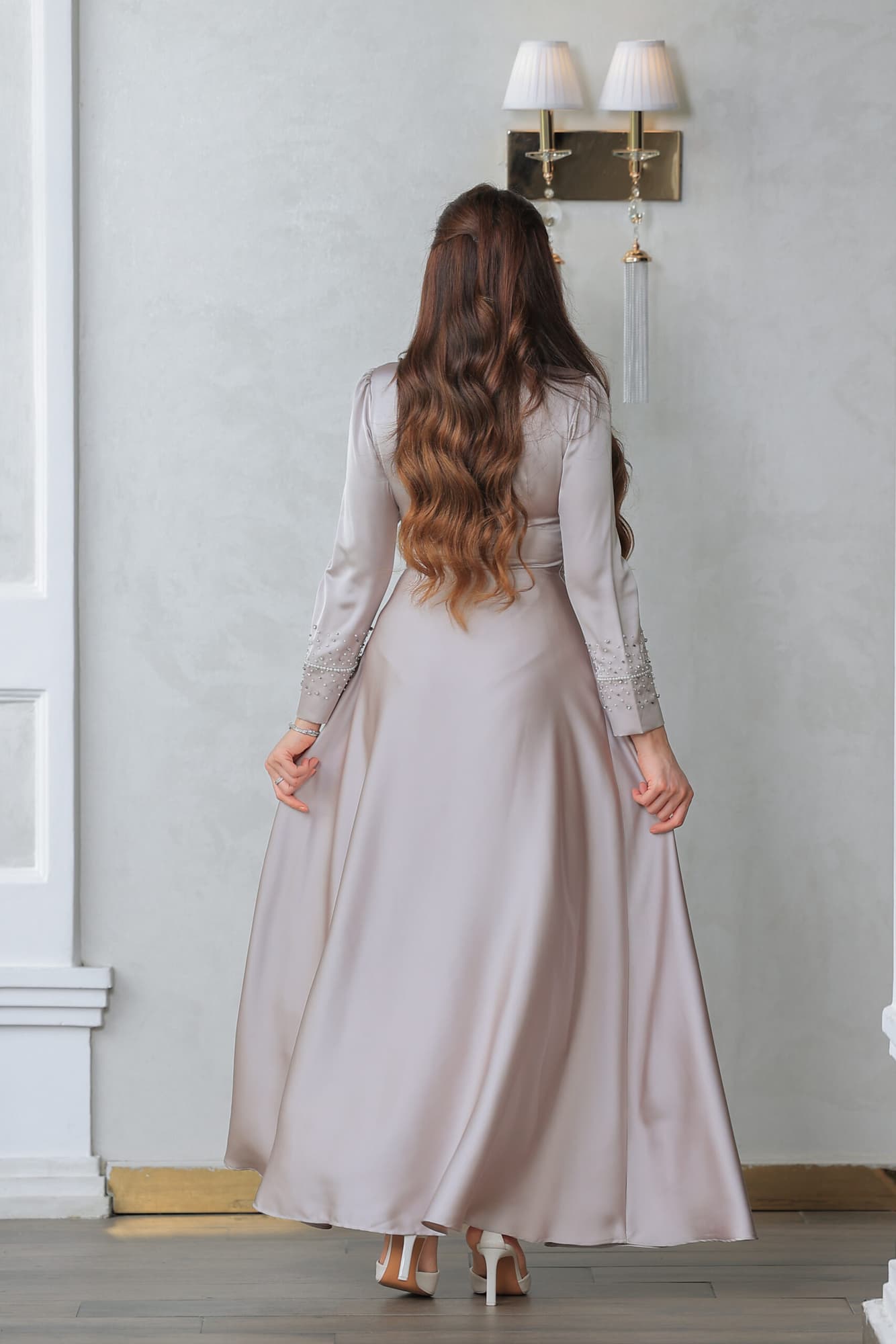 فستان أنيق مصنوع من قماش الساتان يتميز بتصميم كلاسيكي