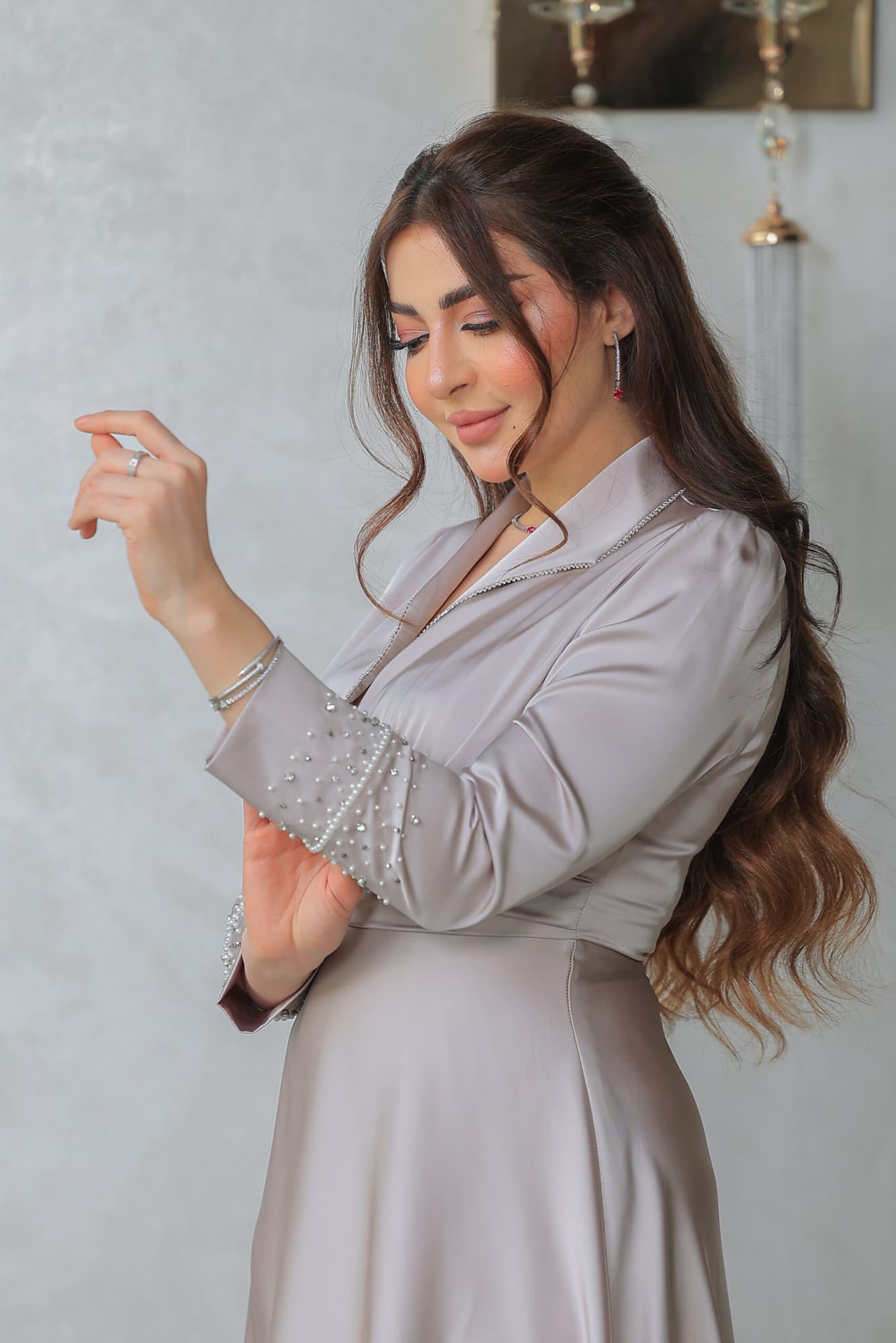 فستان أنيق مصنوع من قماش الساتان يتميز بتصميم كلاسيكي