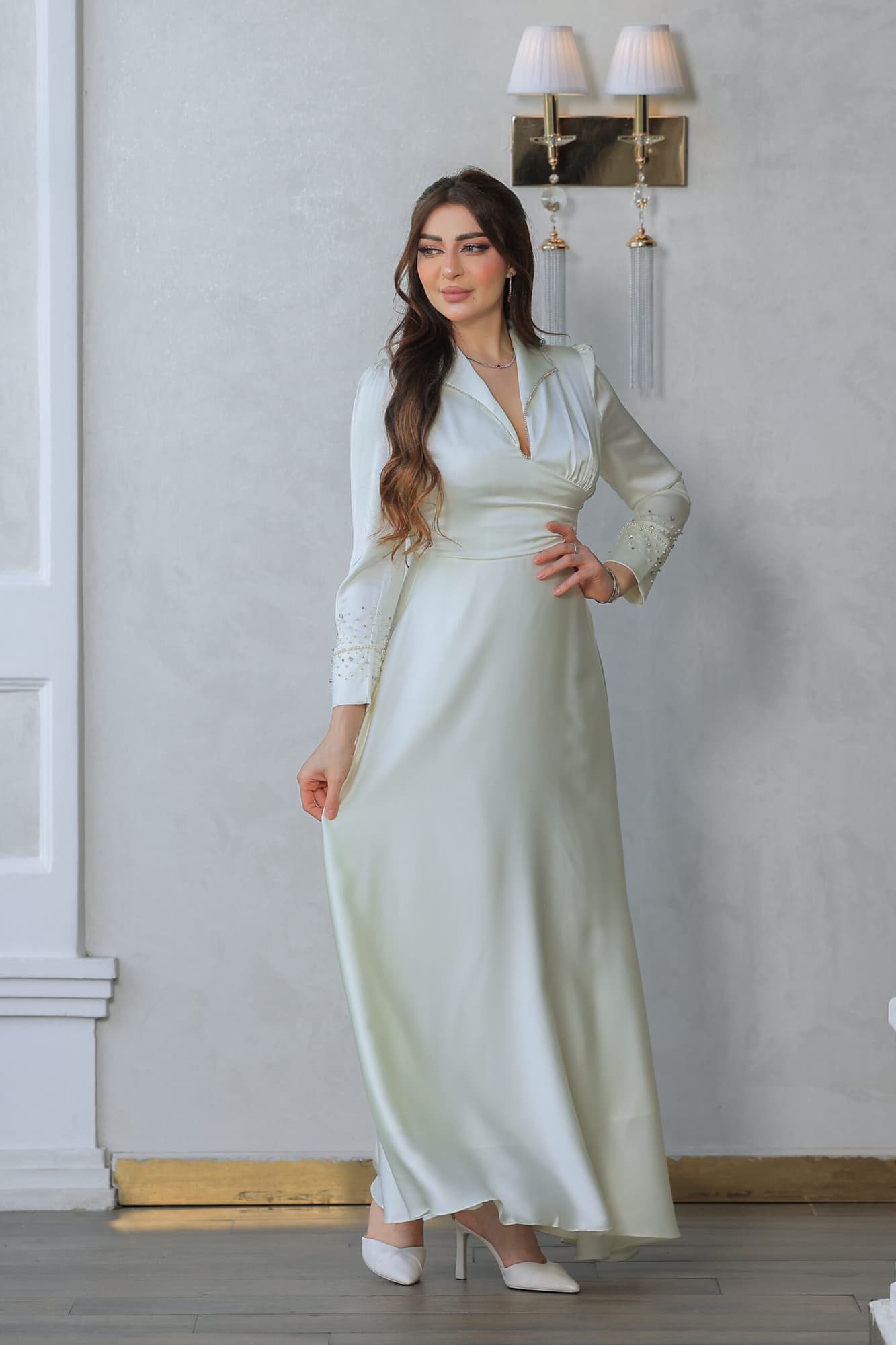 فستان أنيق مصنوع من قماش الساتان يتميز بتصميم كلاسيكي