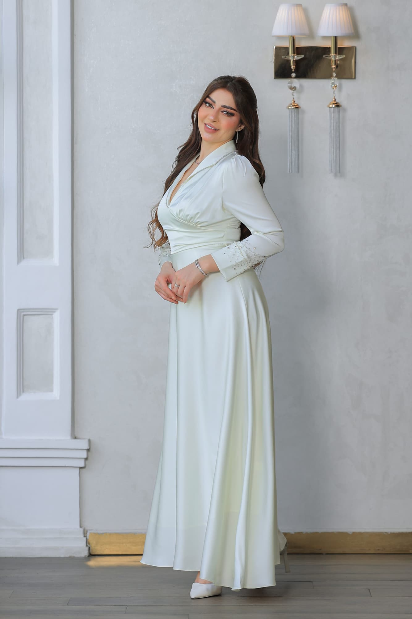 فستان أنيق مصنوع من قماش الساتان يتميز بتصميم كلاسيكي