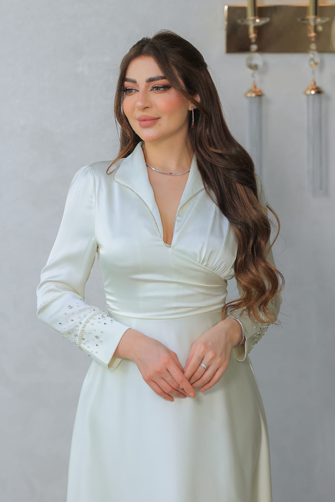 فستان أنيق مصنوع من قماش الساتان يتميز بتصميم كلاسيكي