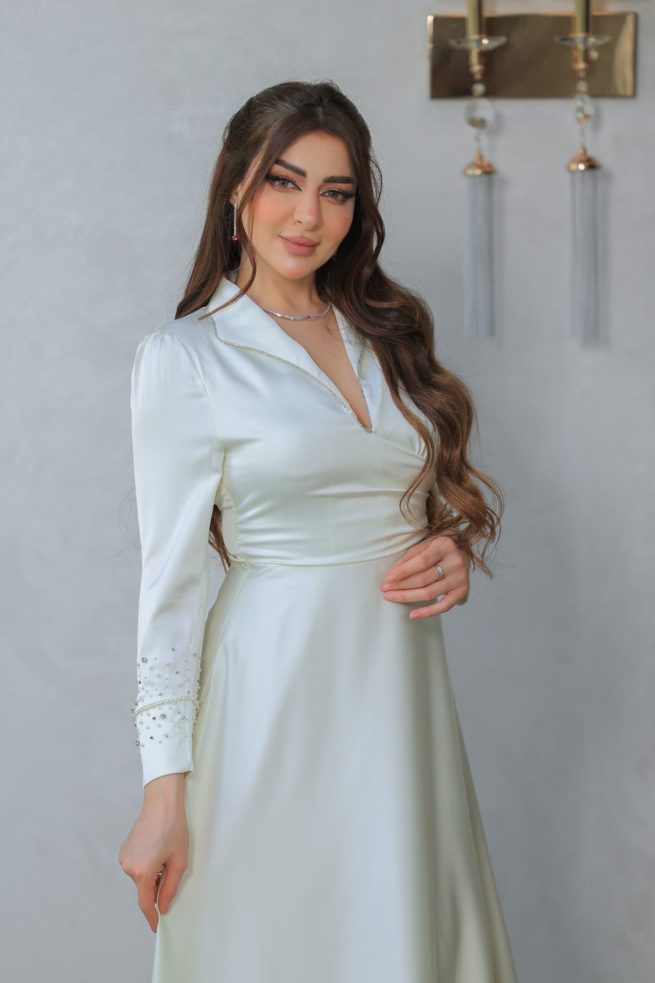 فستان أنيق مصنوع من قماش الساتان يتميز بتصميم كلاسيكي