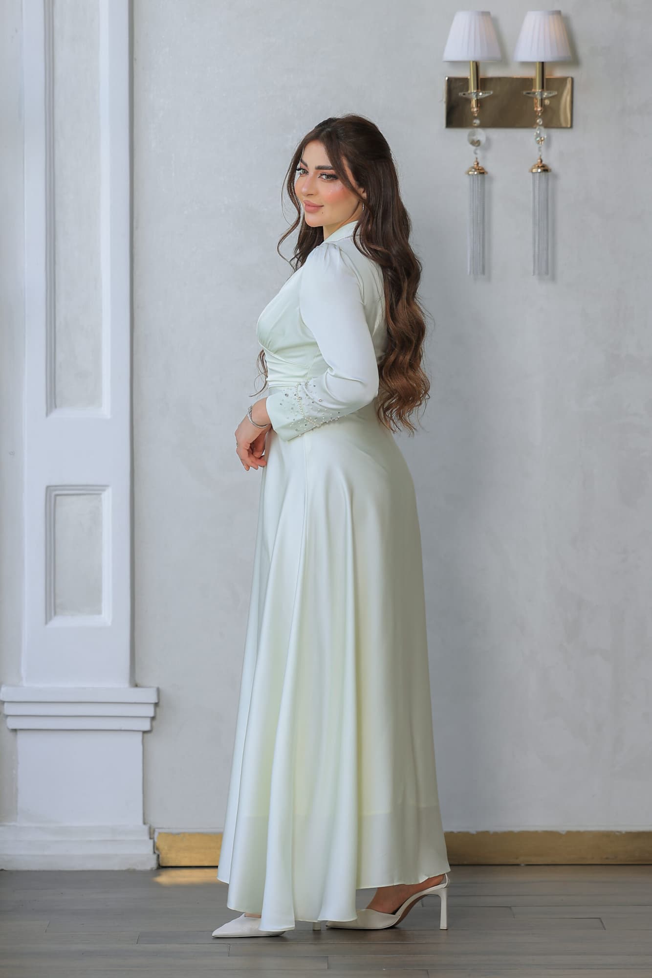 فستان أنيق مصنوع من قماش الساتان يتميز بتصميم كلاسيكي