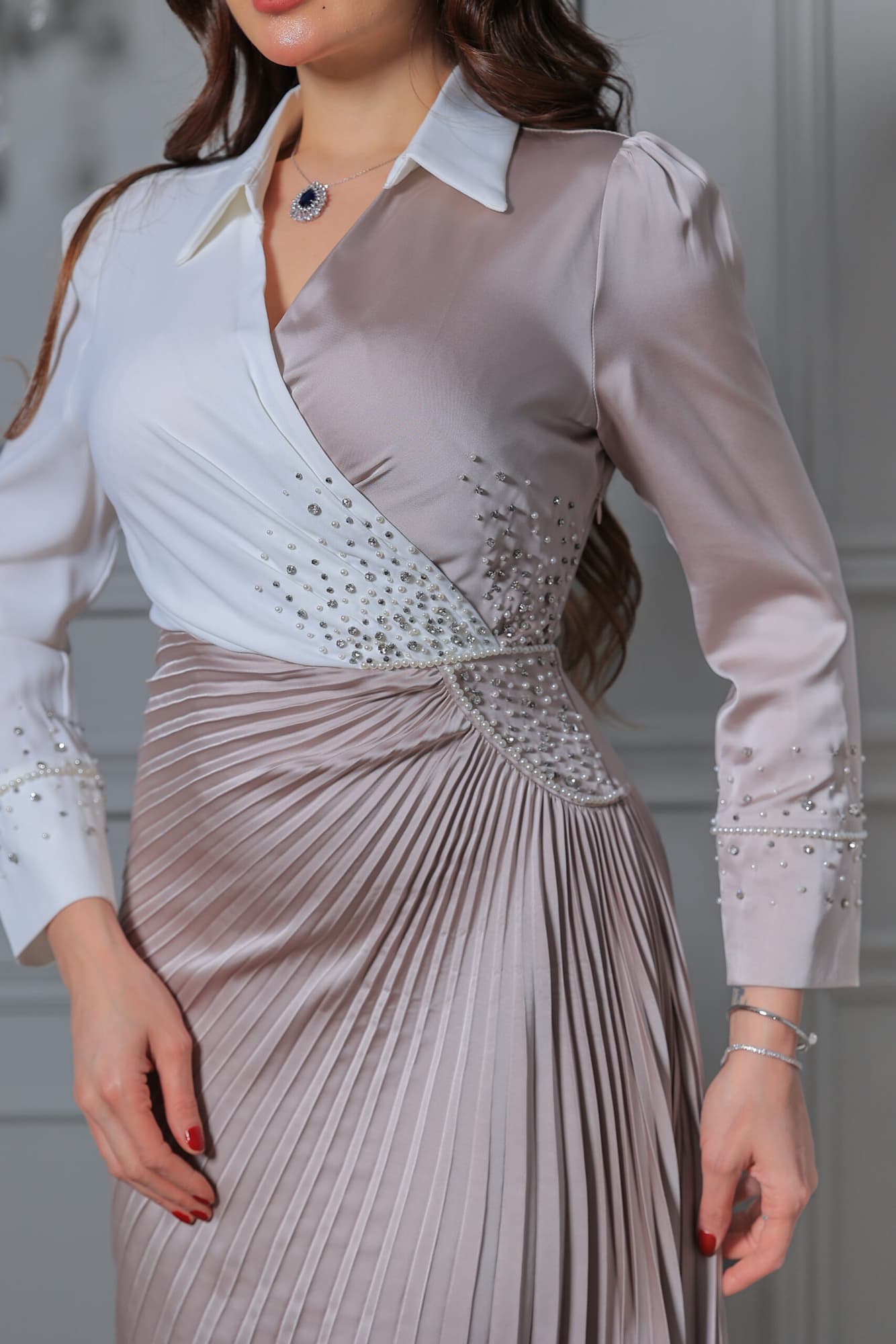 فستان بتصميم فاخر يجمع بين الأناقة والفخامة