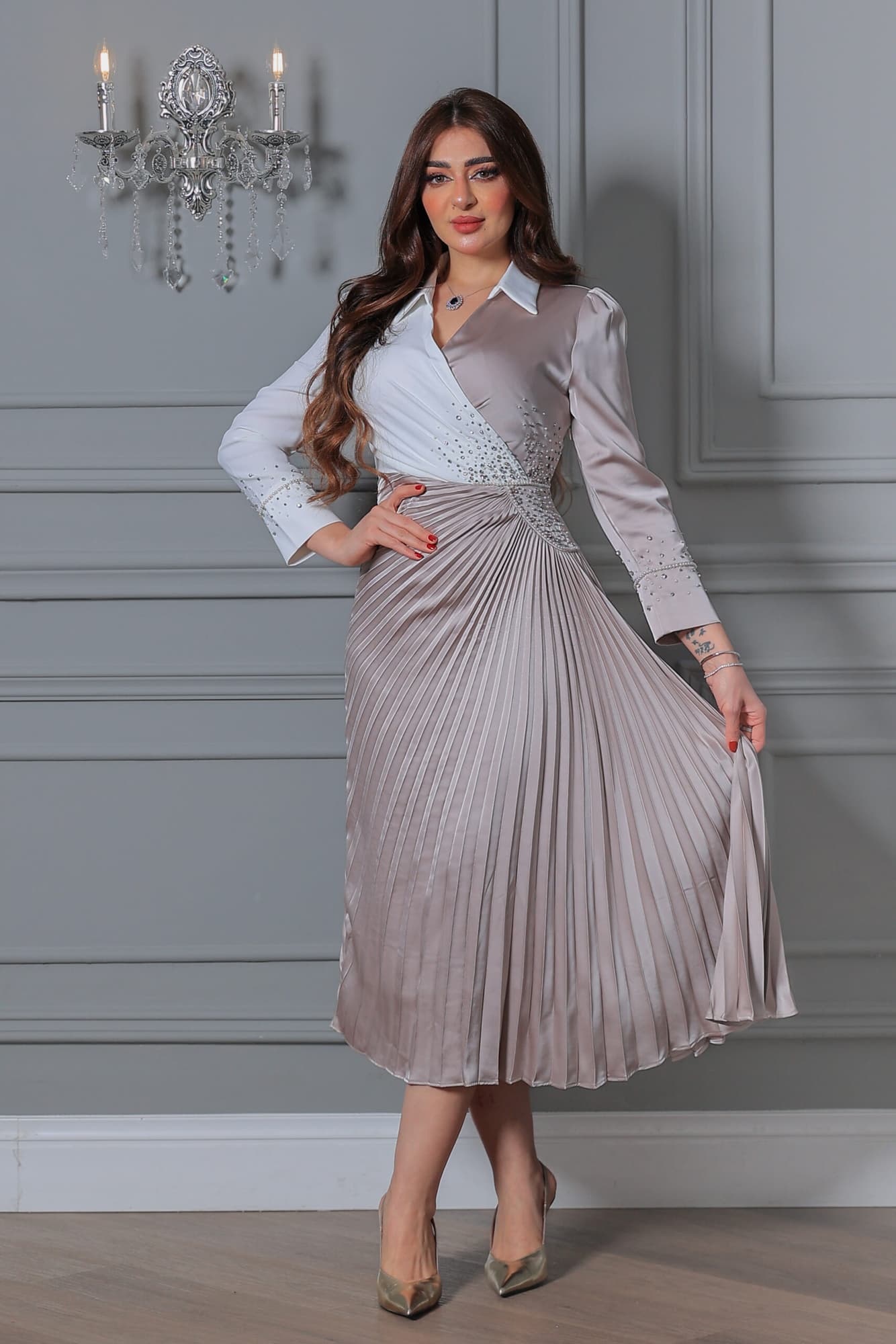 فستان بتصميم فاخر يجمع بين الأناقة والفخامة
