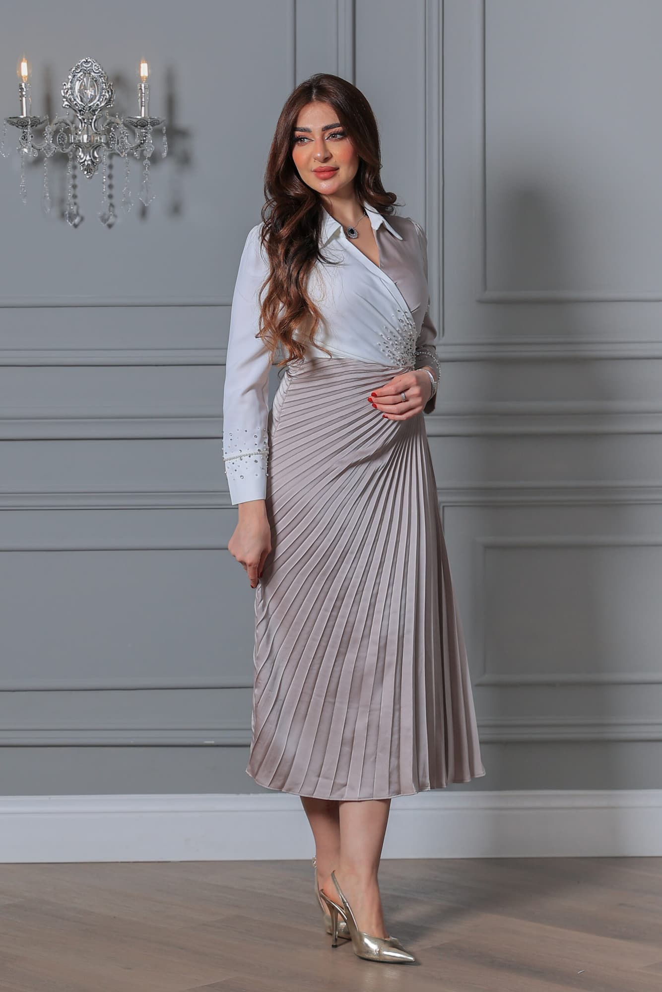 فستان بتصميم فاخر يجمع بين الأناقة والفخامة