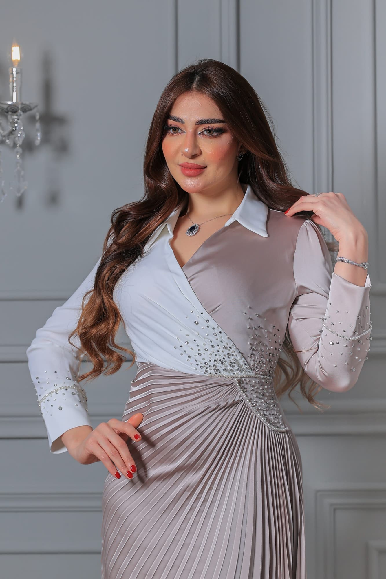 فستان بتصميم فاخر يجمع بين الأناقة والفخامة