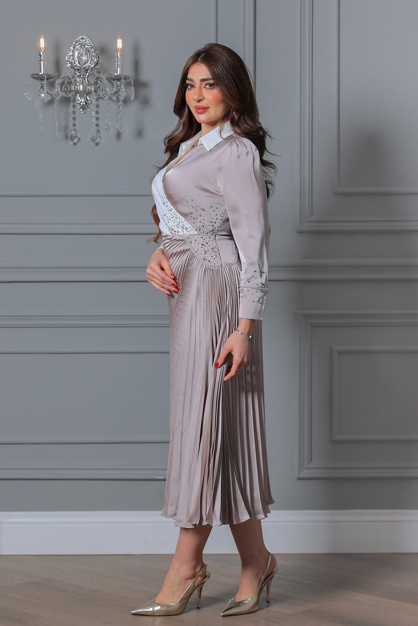 فستان بتصميم فاخر يجمع بين الأناقة والفخامة