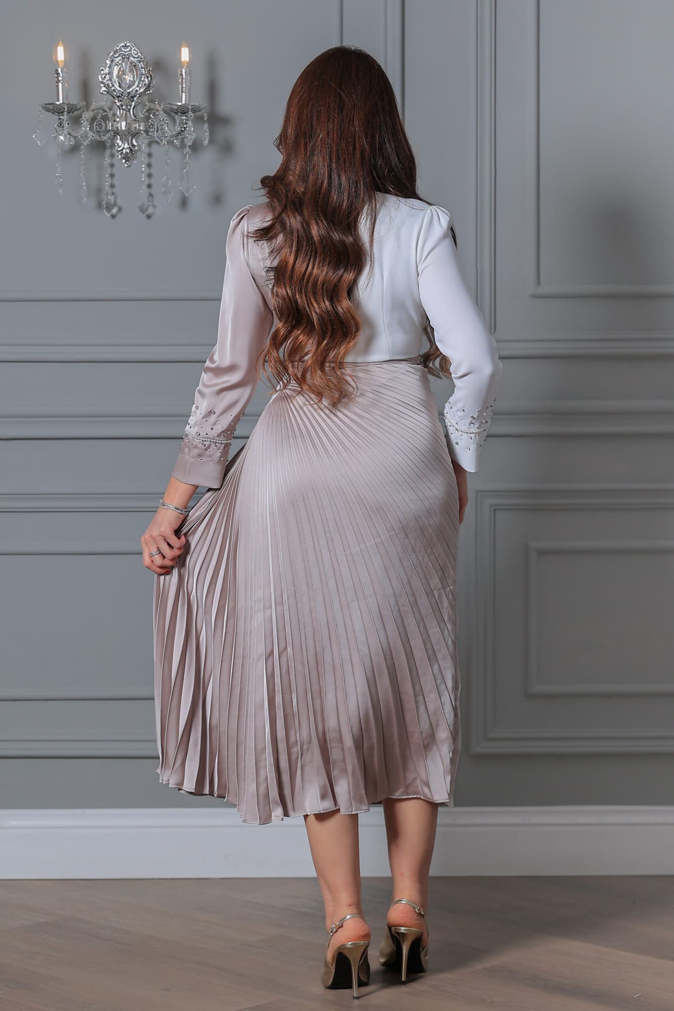 فستان بتصميم فاخر يجمع بين الأناقة والفخامة