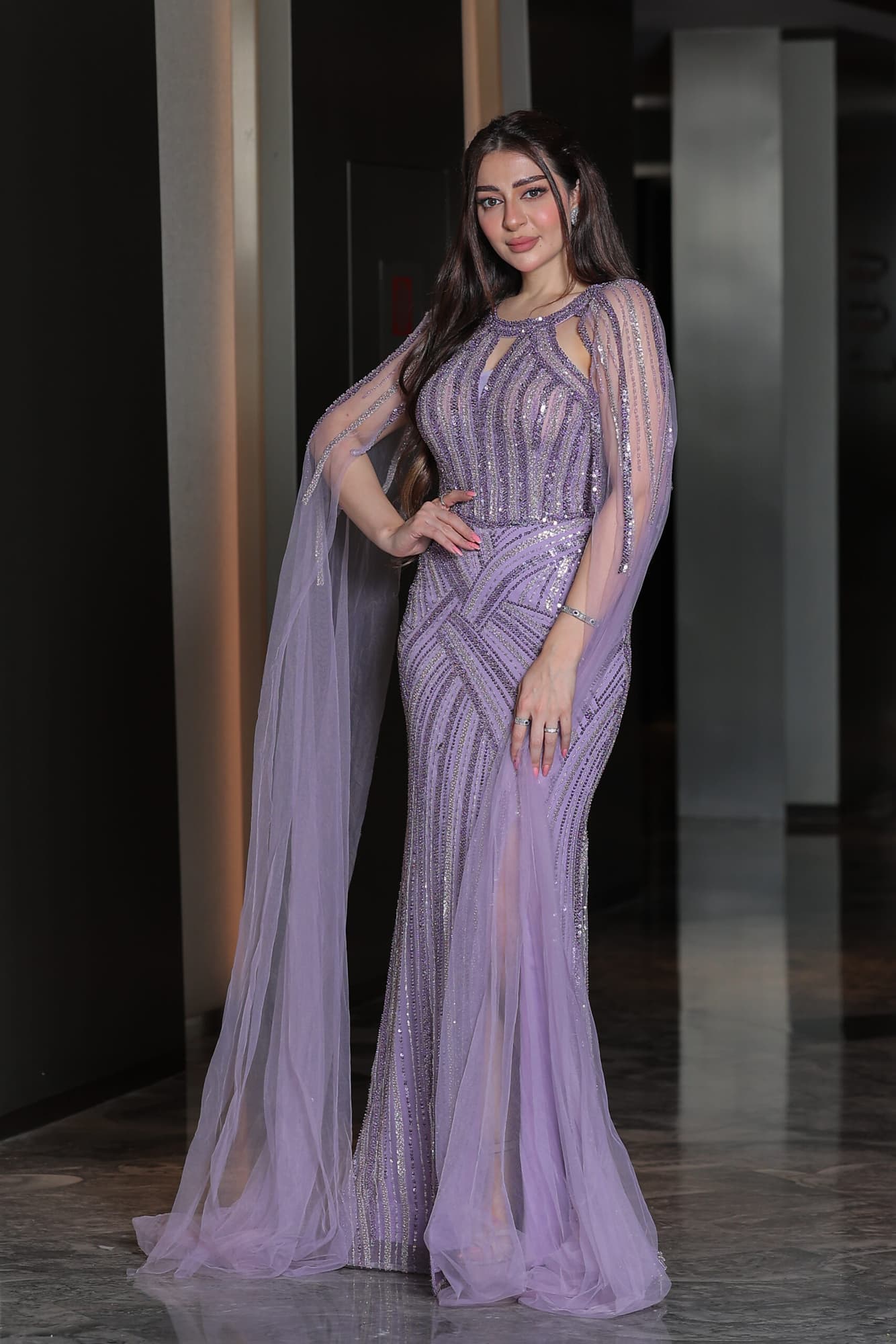 فستان سهرة تصميم رفيع مخطط بالخرز باكمام كيب طويلة