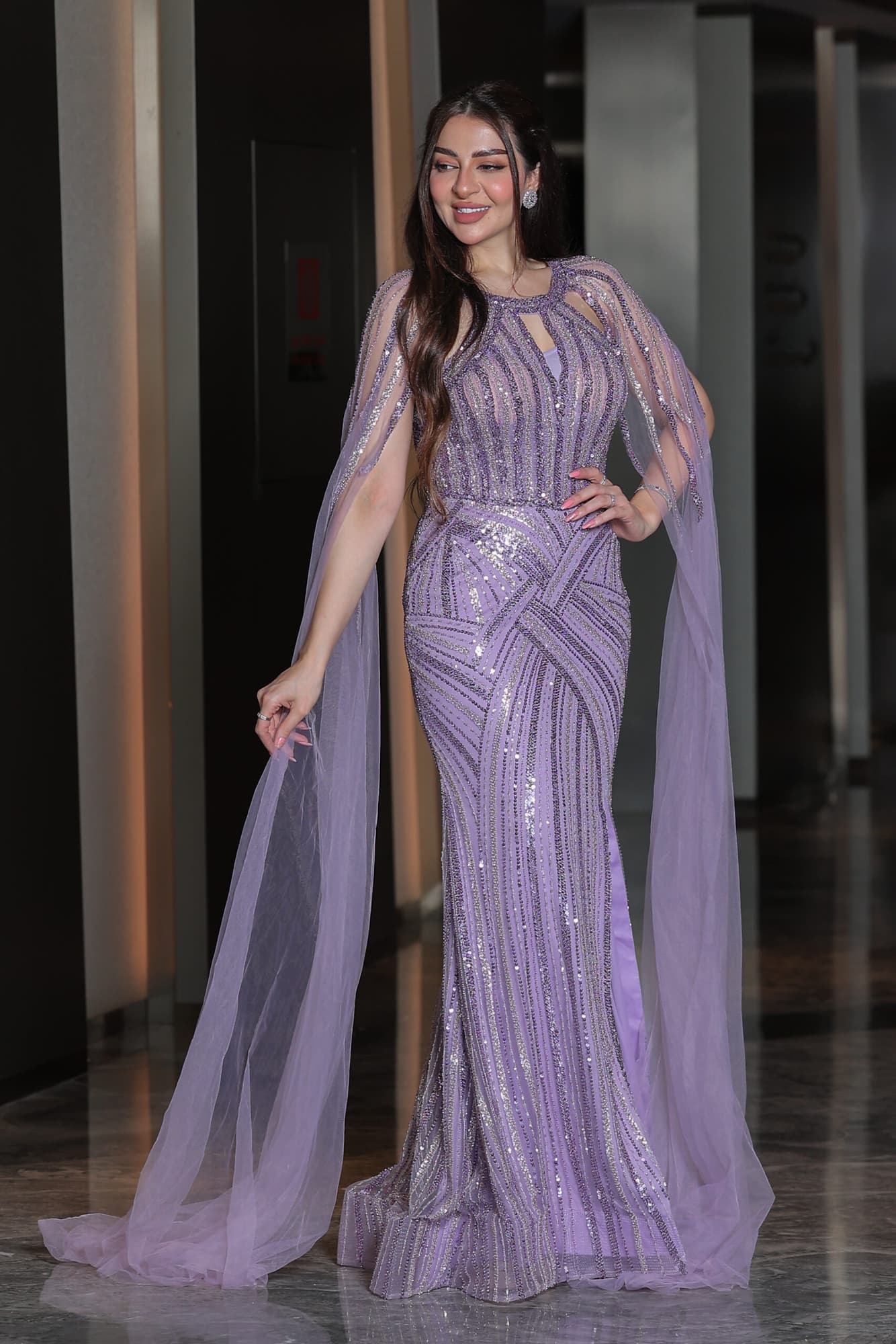 فستان سهرة تصميم رفيع مخطط بالخرز باكمام كيب طويلة