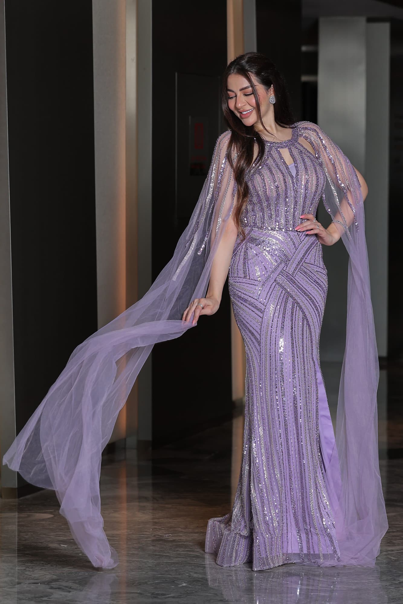 فستان سهرة تصميم رفيع مخطط بالخرز باكمام كيب طويلة