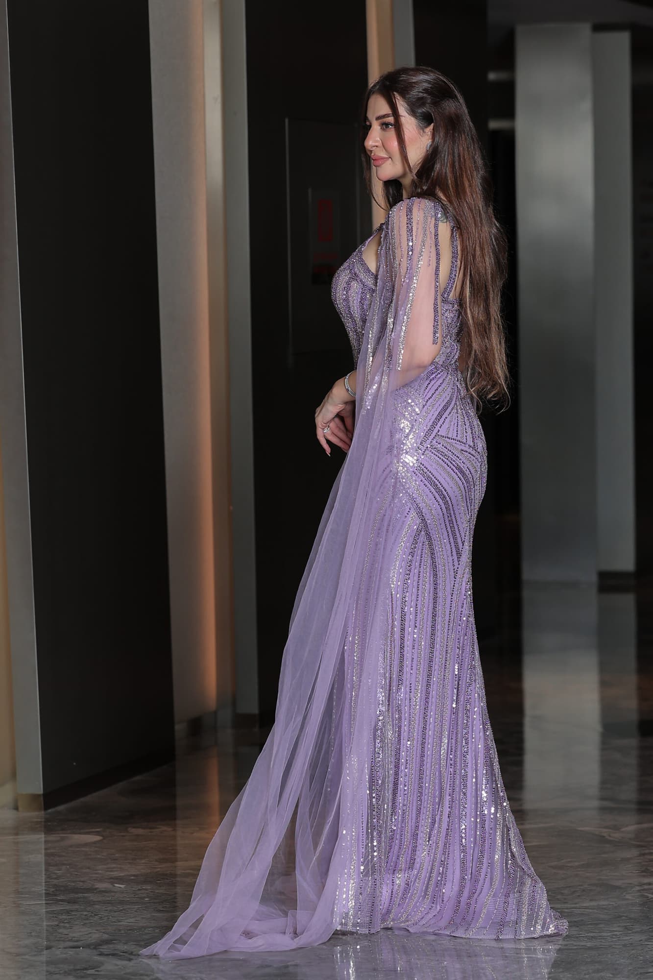 فستان سهرة تصميم رفيع مخطط بالخرز باكمام كيب طويلة