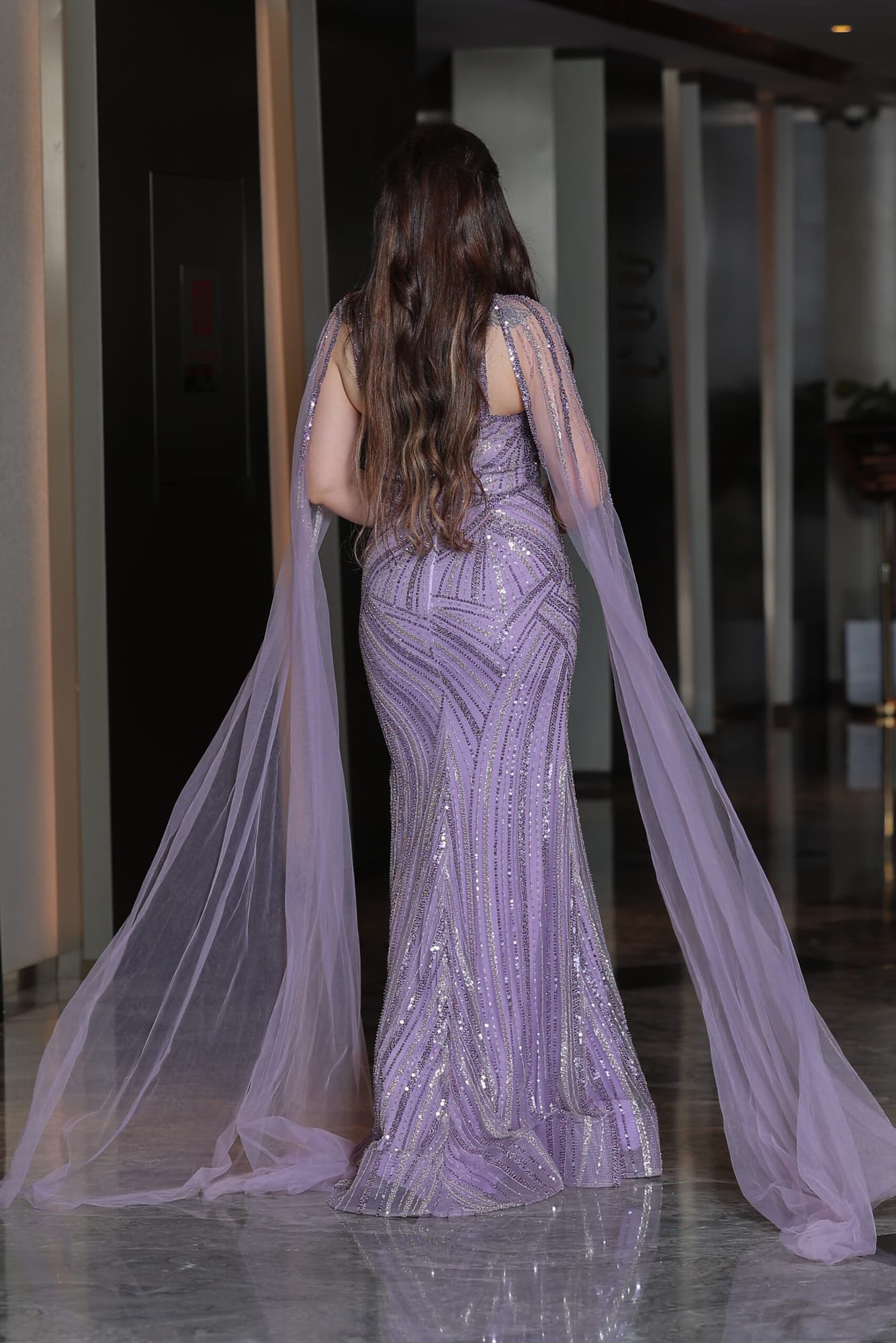 فستان سهرة تصميم رفيع مخطط بالخرز باكمام كيب طويلة