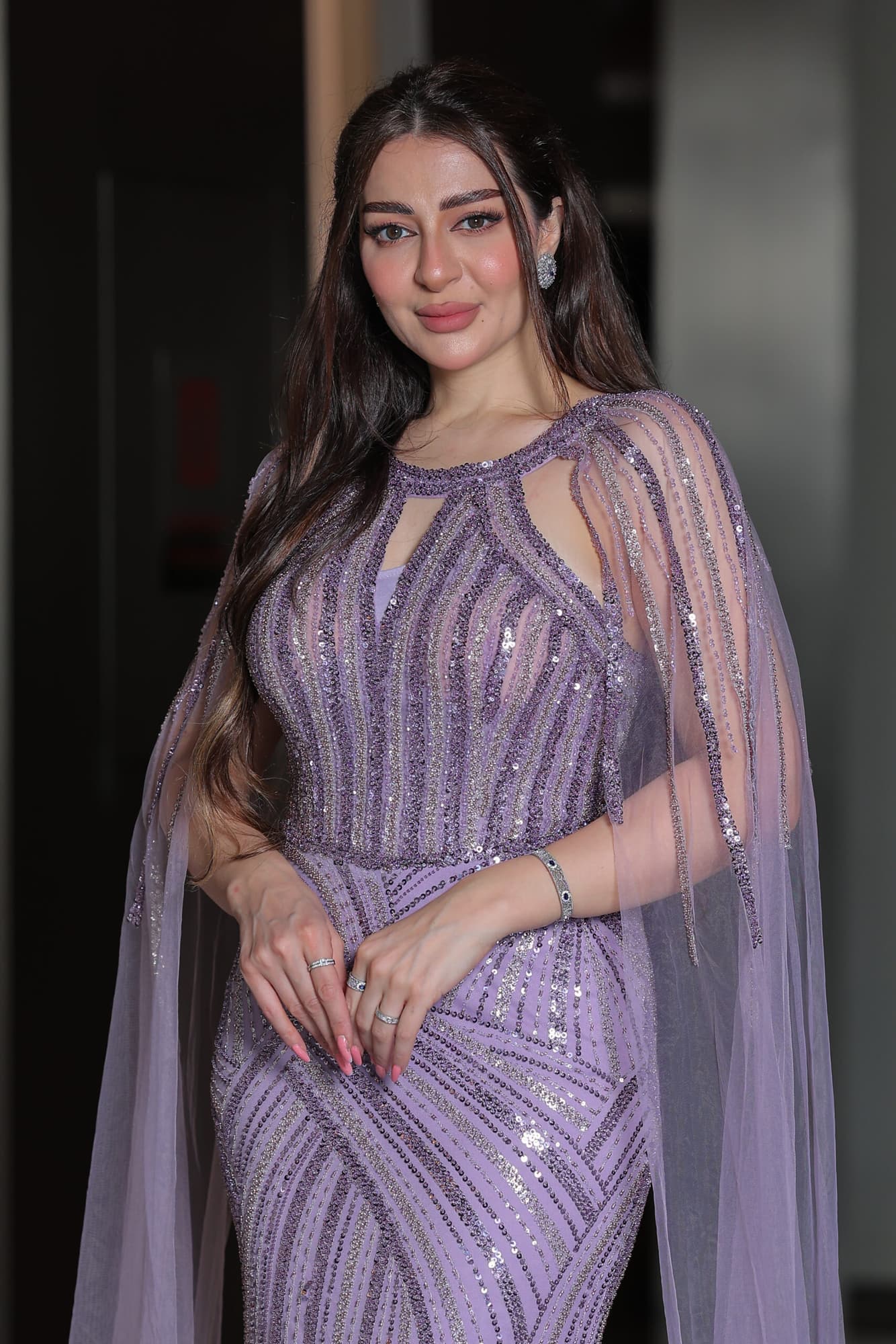 فستان سهرة تصميم رفيع مخطط بالخرز باكمام كيب طويلة