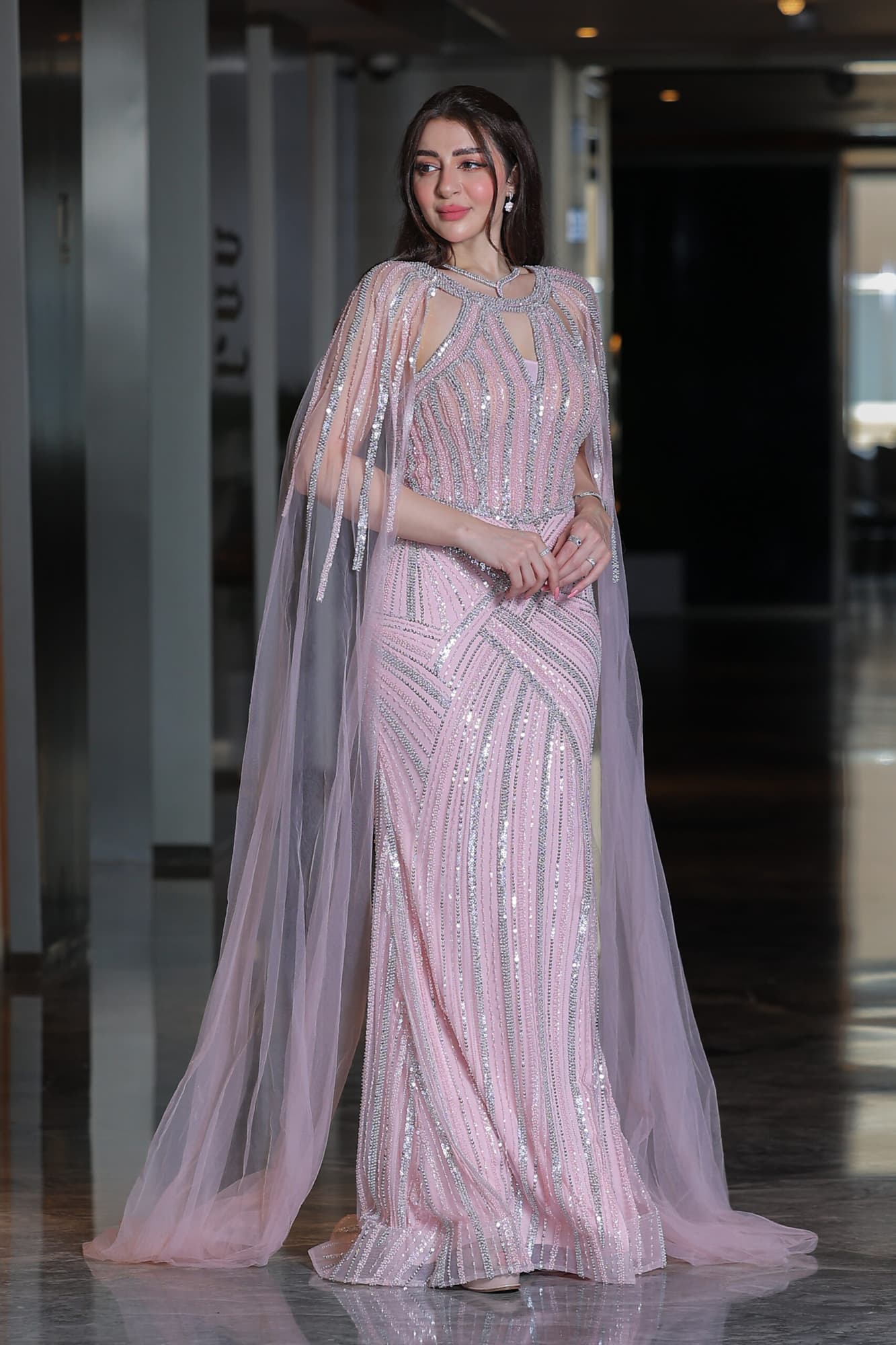 فستاه سهرة تصميم رفيع مخطط بالخرز باكمام كيب طويلة