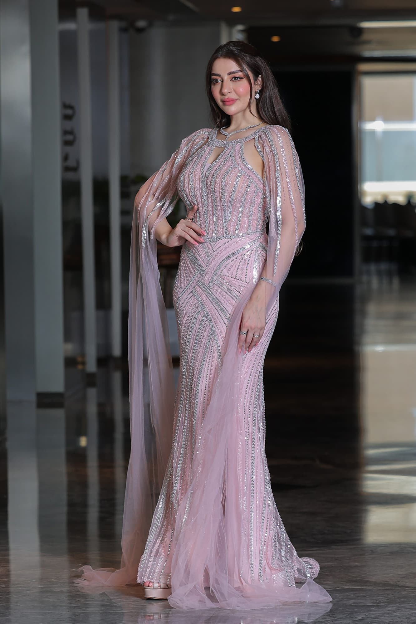 فستاه سهرة تصميم رفيع مخطط بالخرز باكمام كيب طويلة