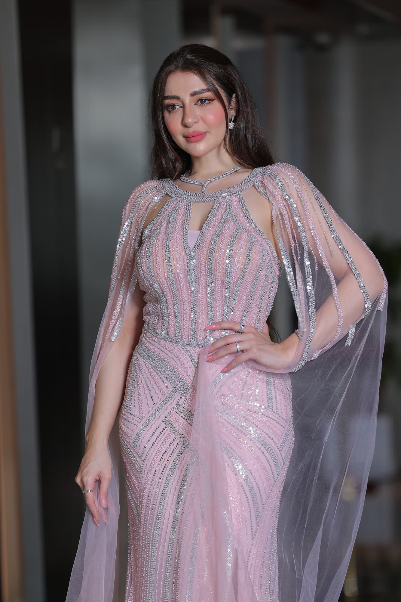 فستاه سهرة تصميم رفيع مخطط بالخرز باكمام كيب طويلة