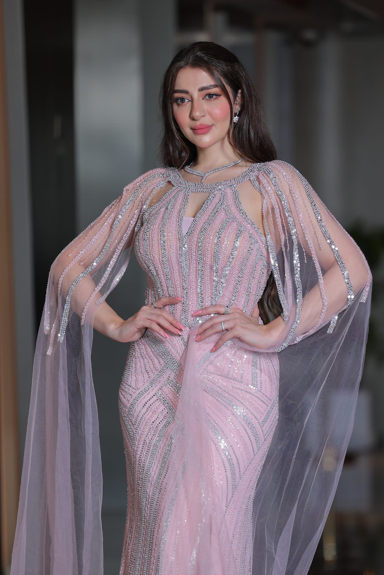 فستاه سهرة تصميم رفيع مخطط بالخرز باكمام كيب طويلة