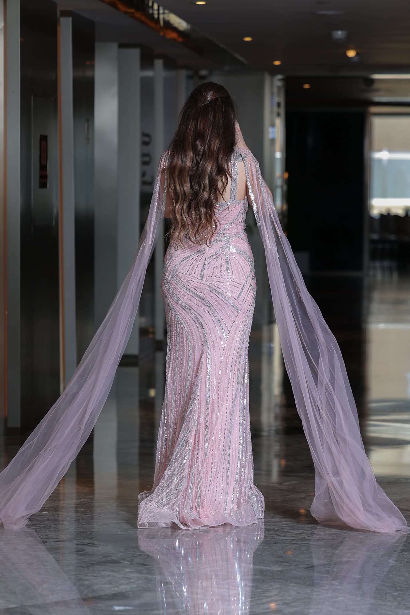 فستاه سهرة تصميم رفيع مخطط بالخرز باكمام كيب طويلة