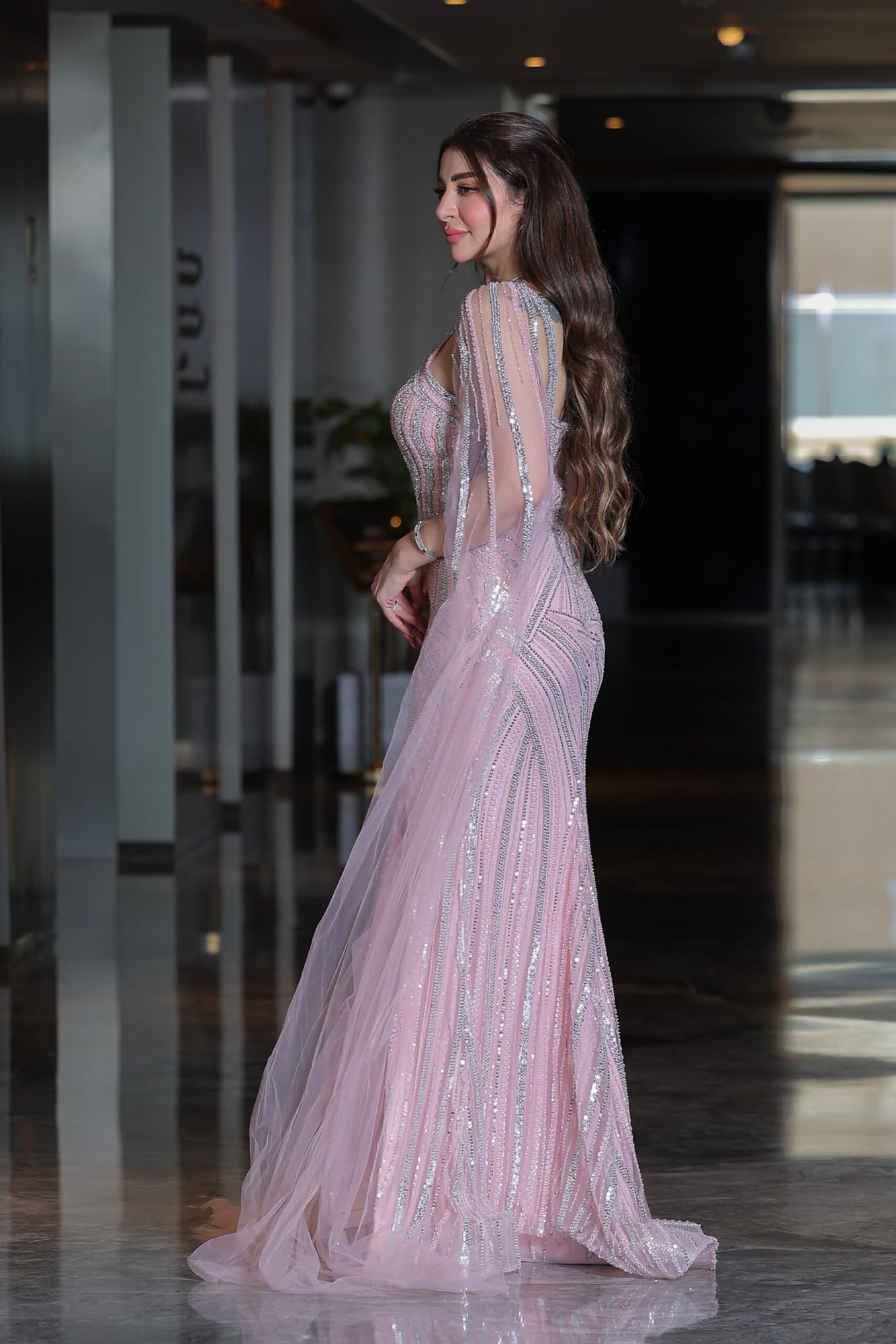 فستاه سهرة تصميم رفيع مخطط بالخرز باكمام كيب طويلة