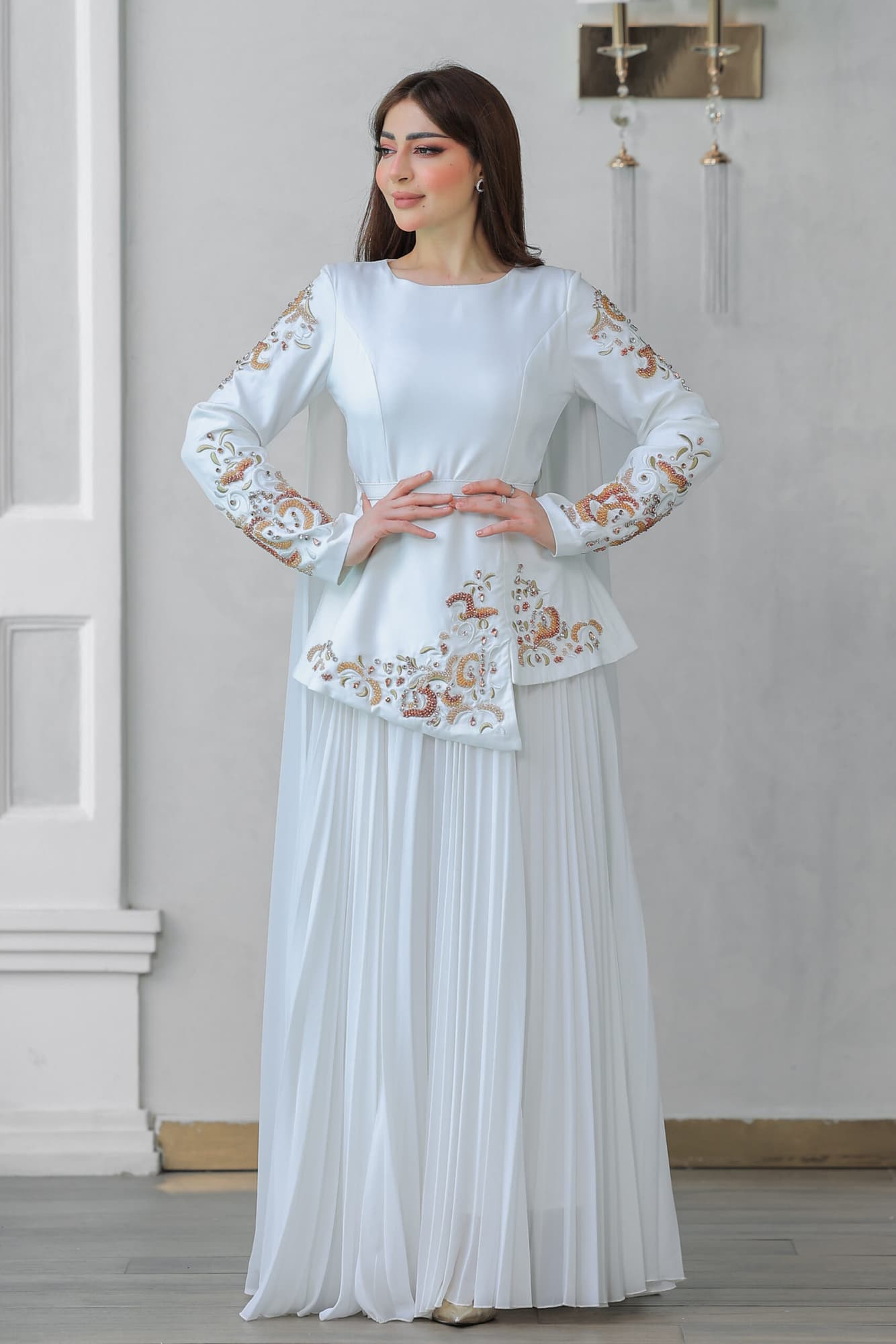 فستان فاخر يتميز بتصميم يجمع بين العصرية والكلاسيكية