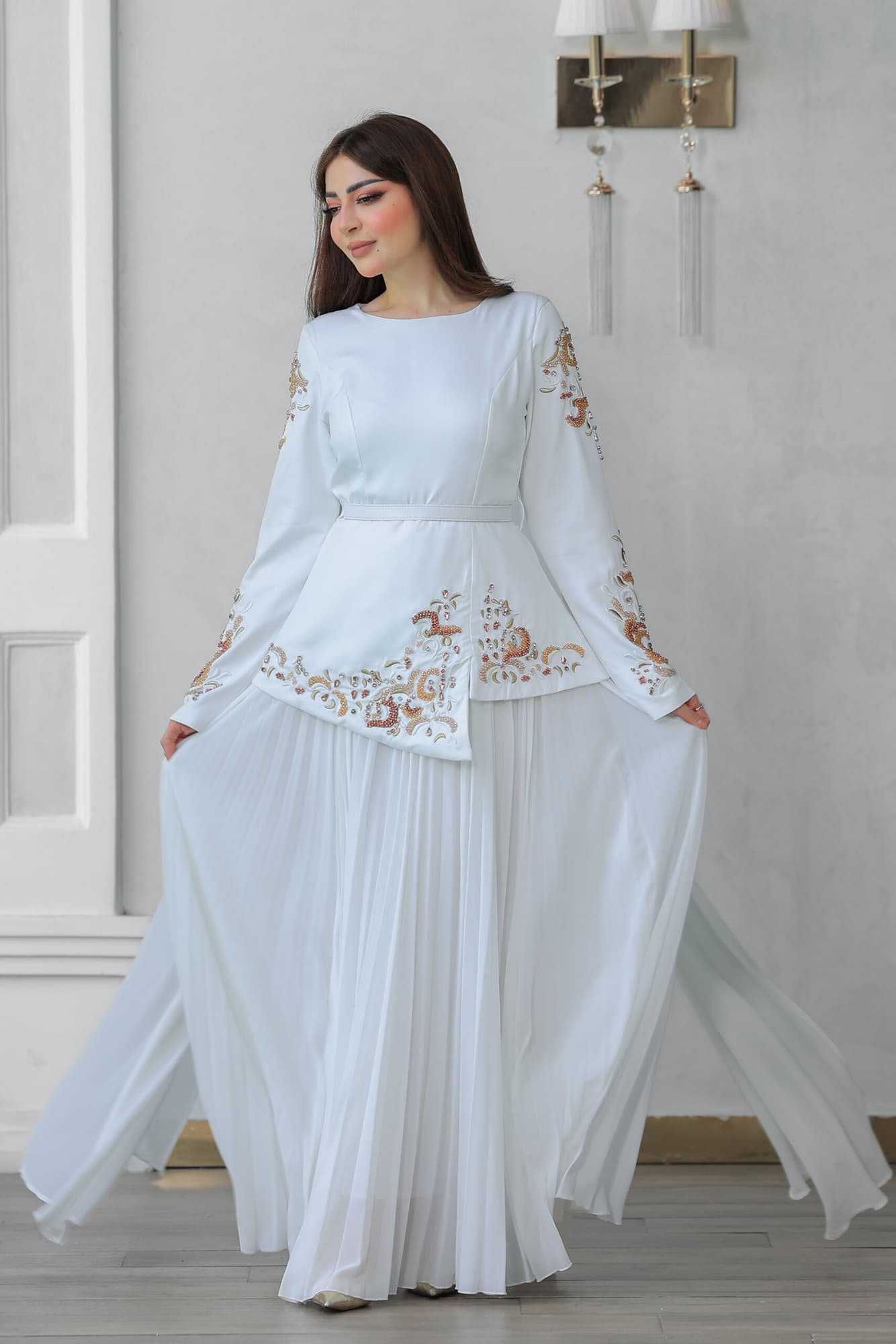 فستان فاخر يتميز بتصميم يجمع بين العصرية والكلاسيكية