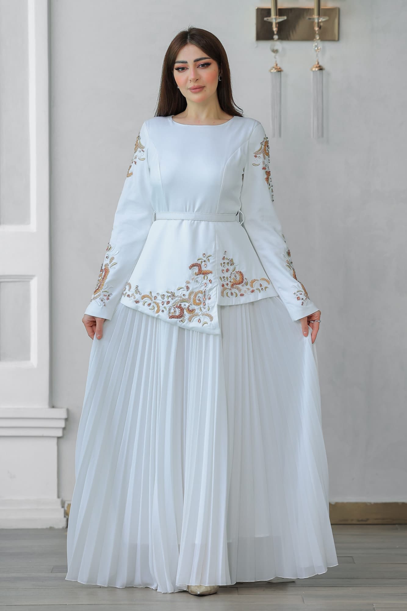 فستان فاخر يتميز بتصميم يجمع بين العصرية والكلاسيكية