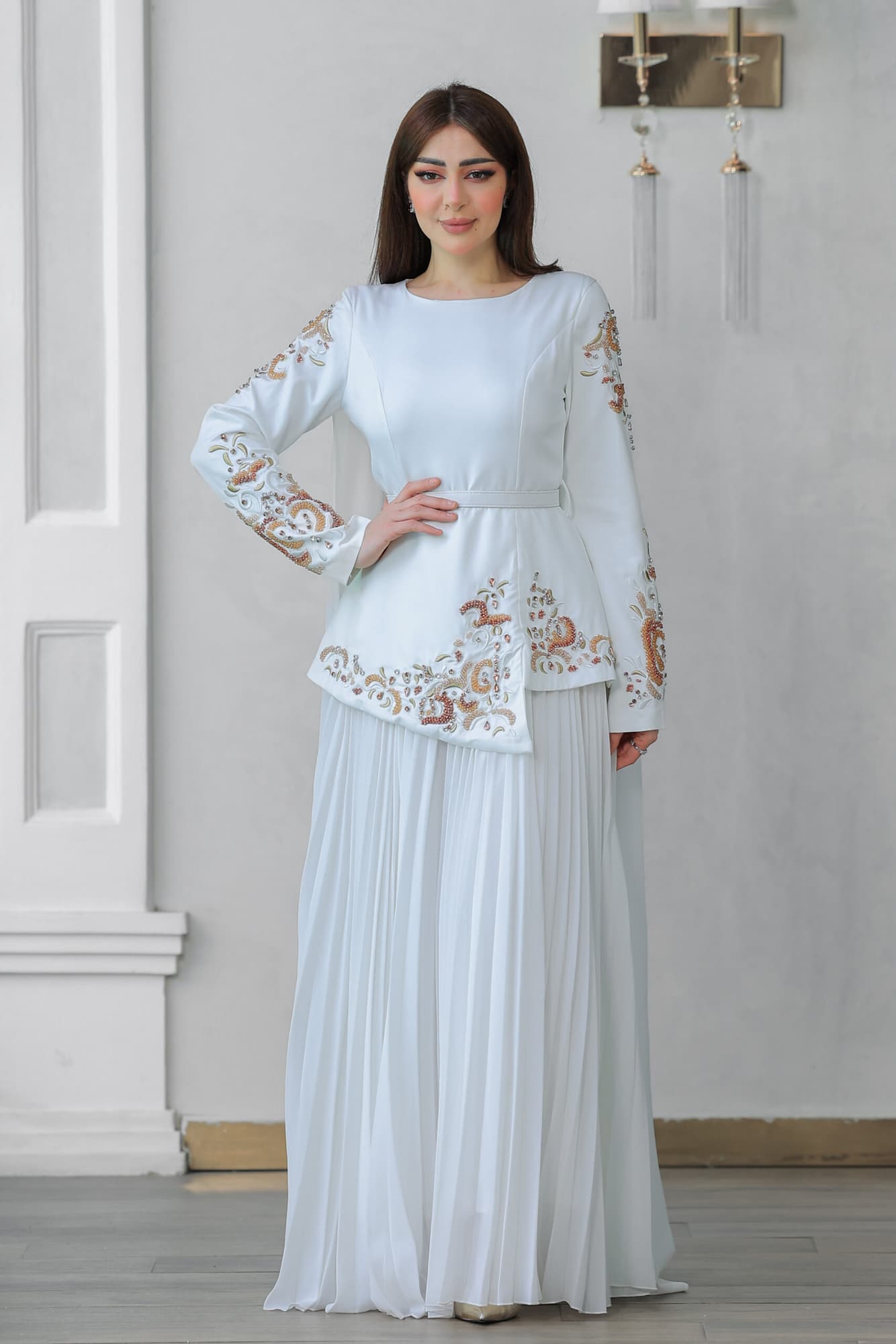 فستان فاخر يتميز بتصميم يجمع بين العصرية والكلاسيكية