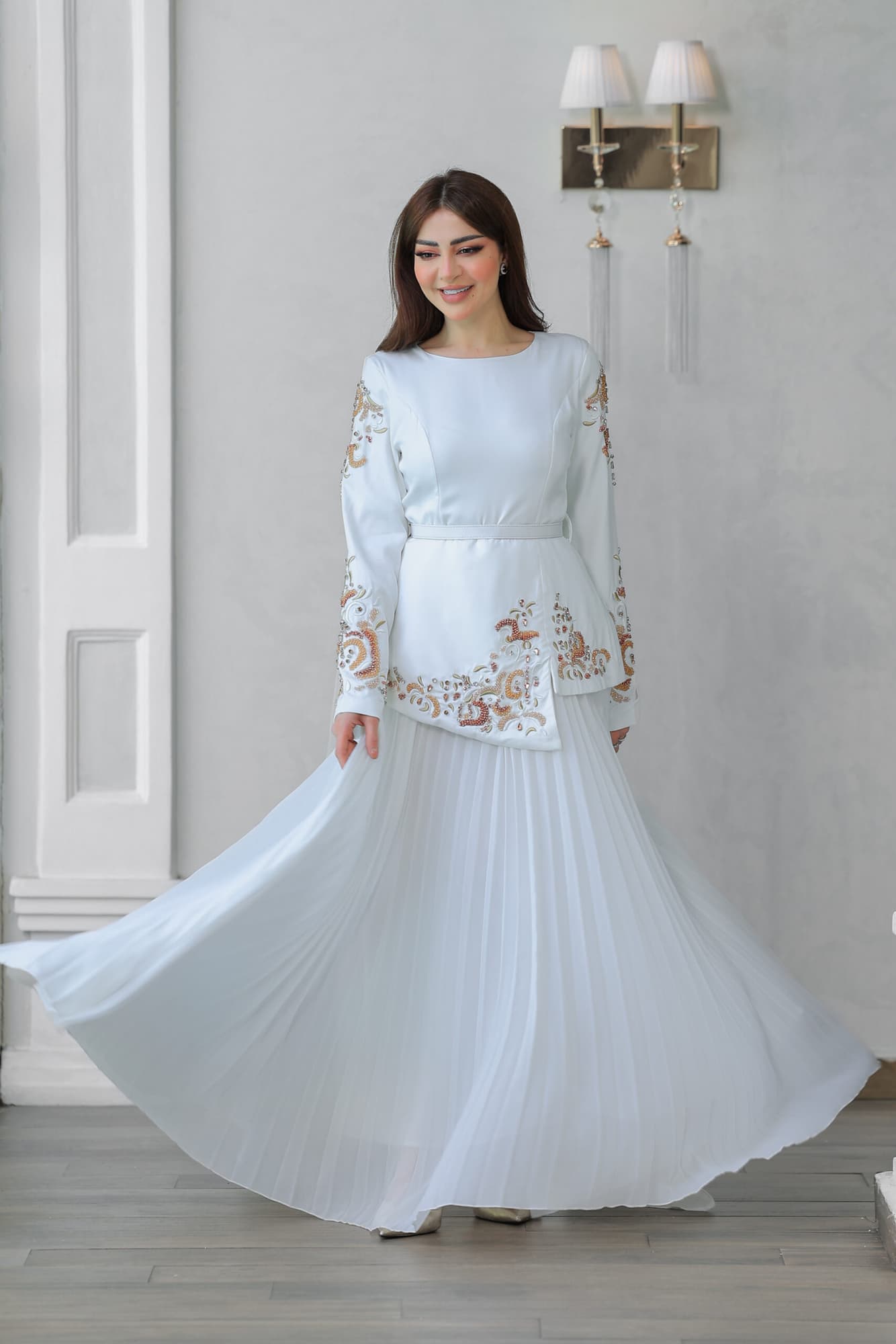 فستان فاخر يتميز بتصميم يجمع بين العصرية والكلاسيكية