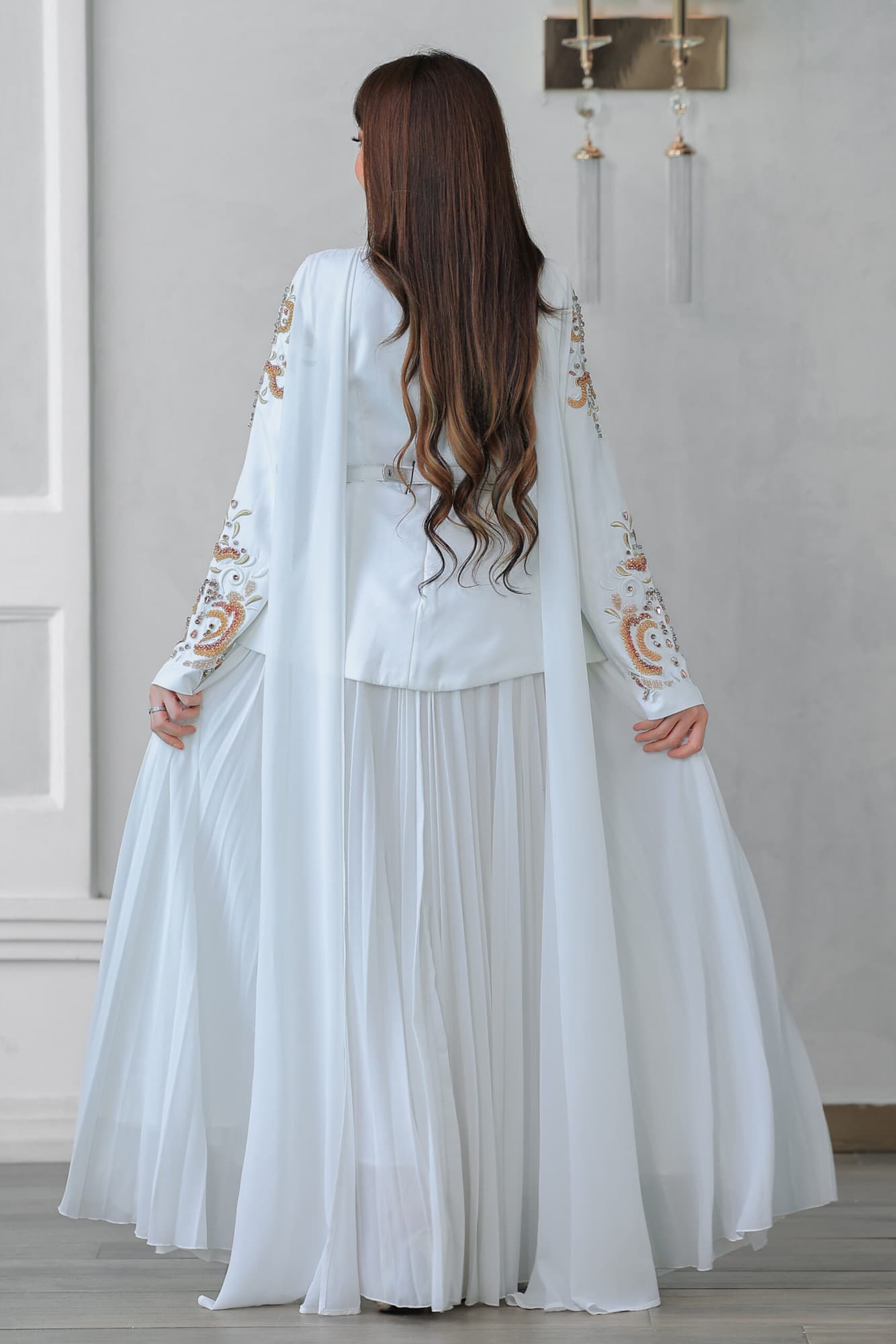 فستان فاخر يتميز بتصميم يجمع بين العصرية والكلاسيكية