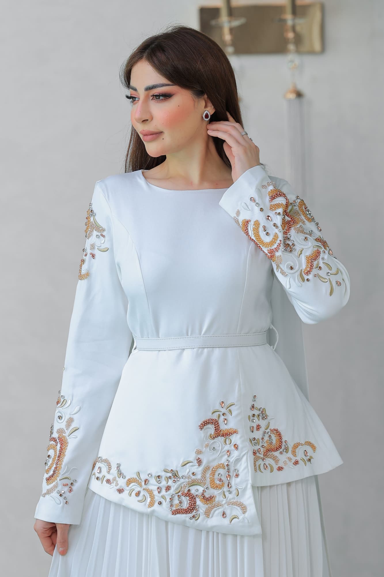 فستان فاخر يتميز بتصميم يجمع بين العصرية والكلاسيكية