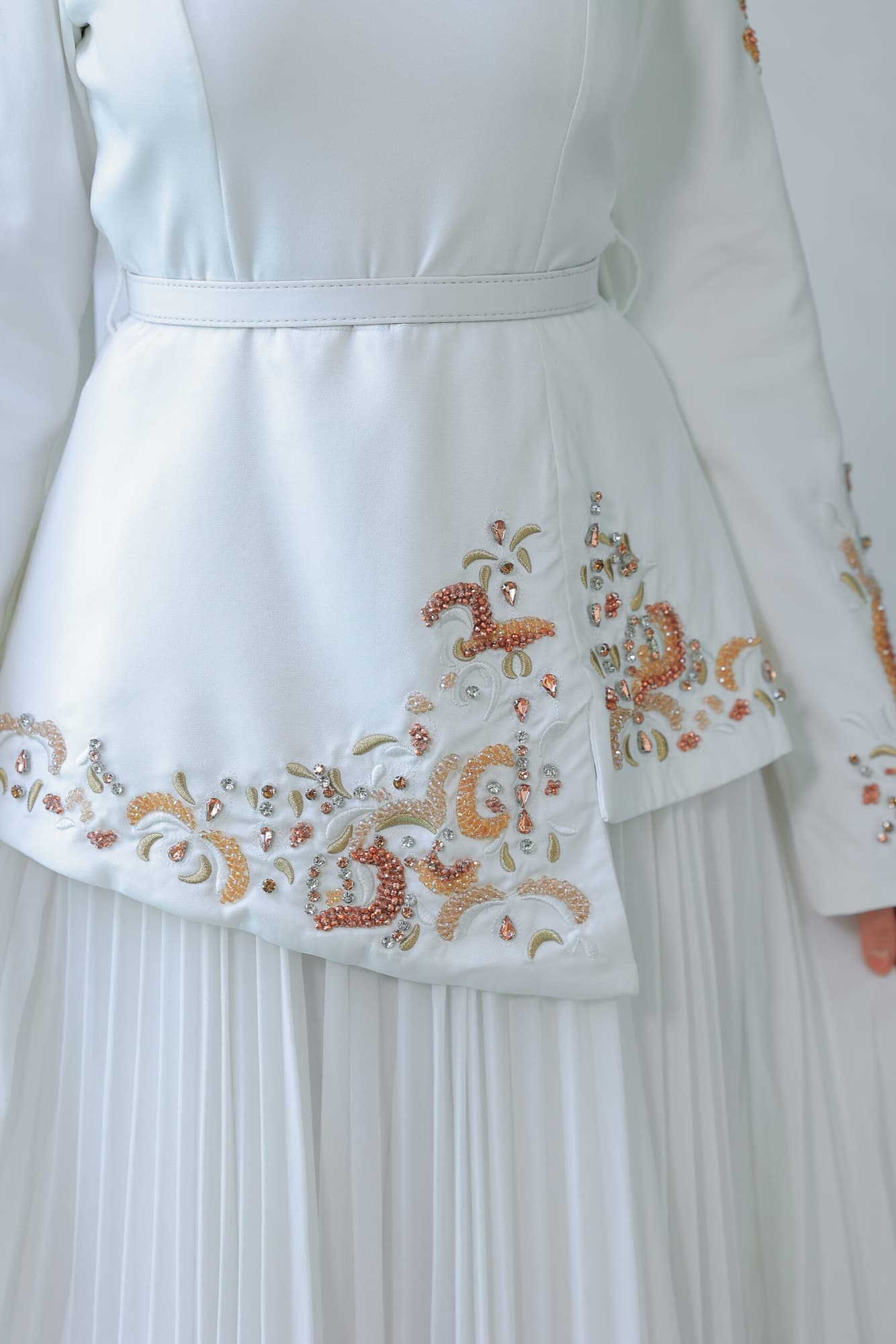 فستان فاخر يتميز بتصميم يجمع بين العصرية والكلاسيكية