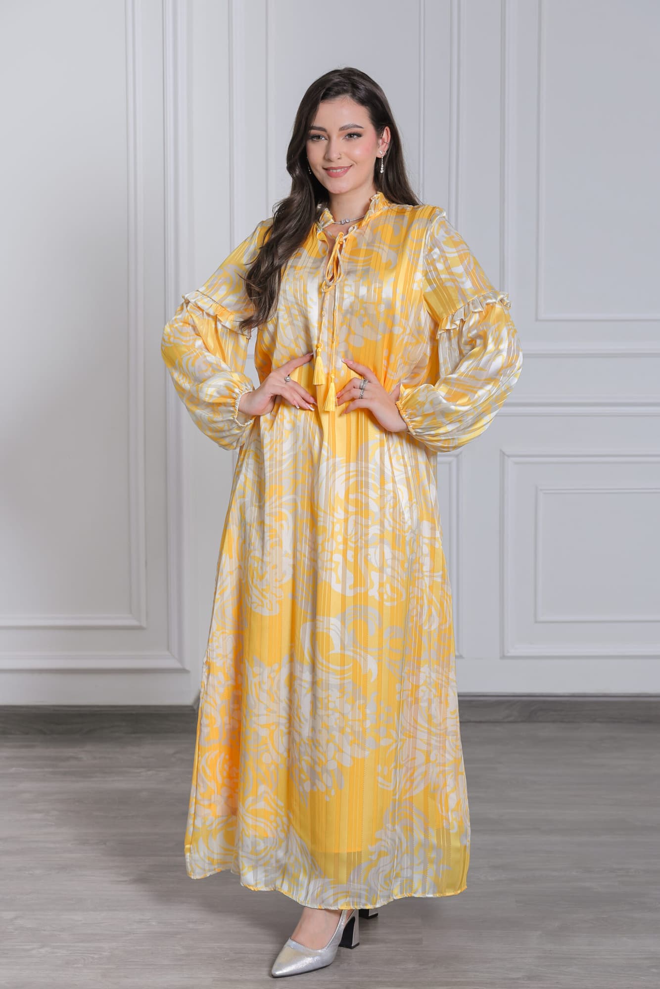 جلابية فاخرة بنقوش زهرية وأكمام كشكش اصفر