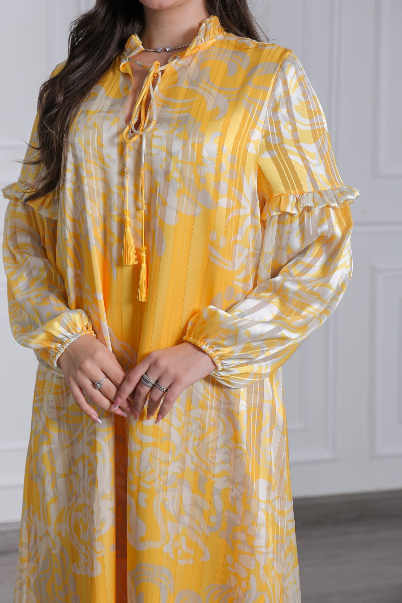 جلابية فاخرة بنقوش زهرية وأكمام كشكش اصفر