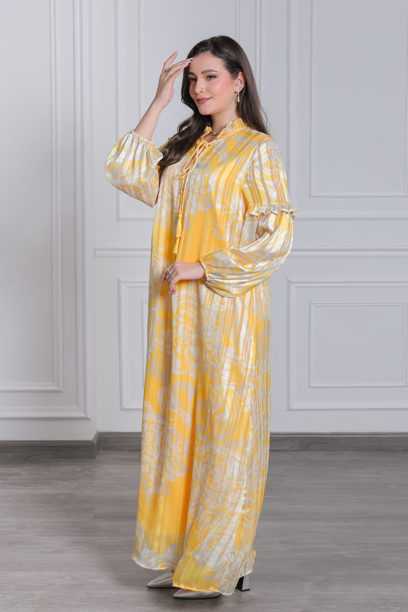 جلابية فاخرة بنقوش زهرية وأكمام كشكش