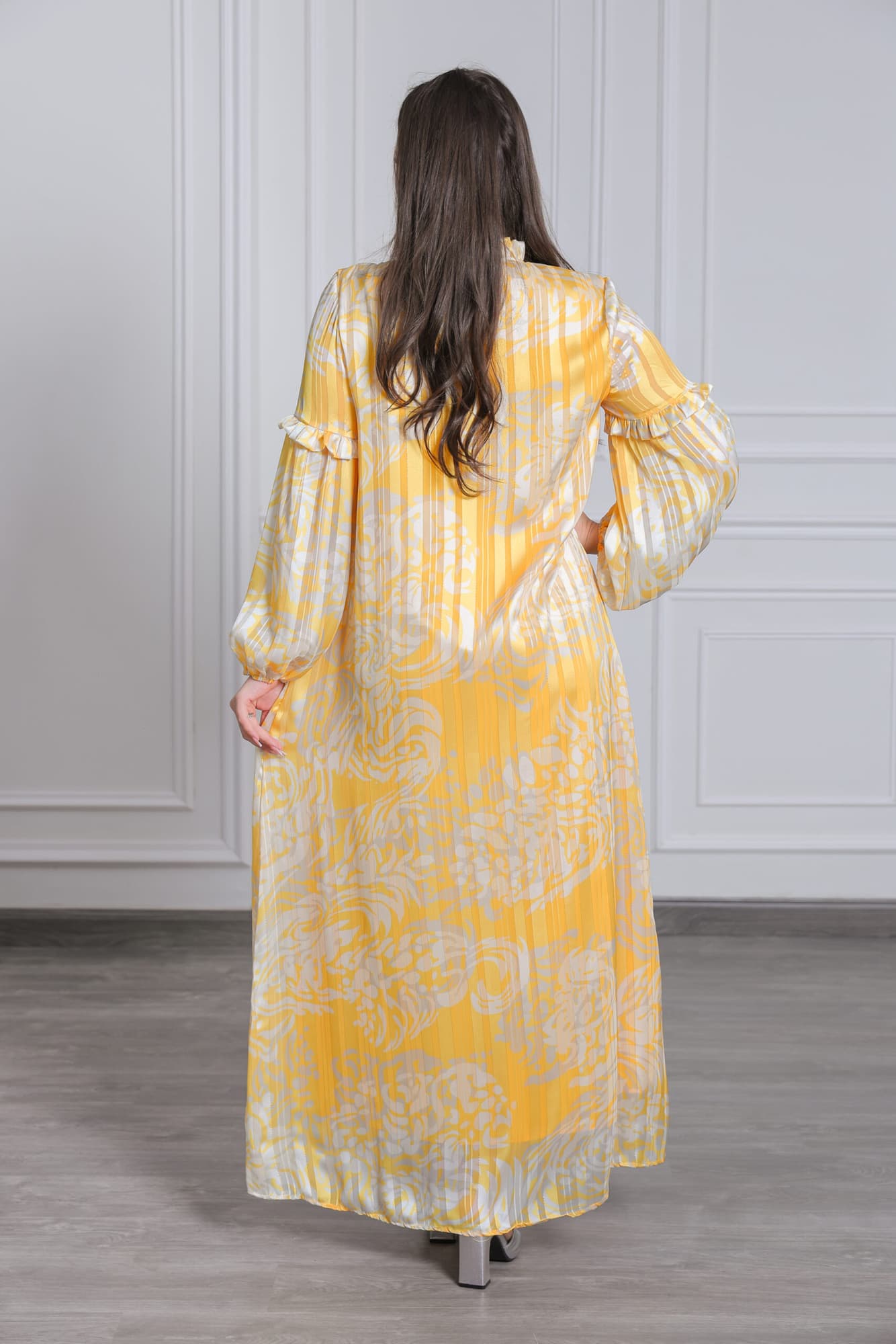 جلابية فاخرة بنقوش زهرية وأكمام كشكش