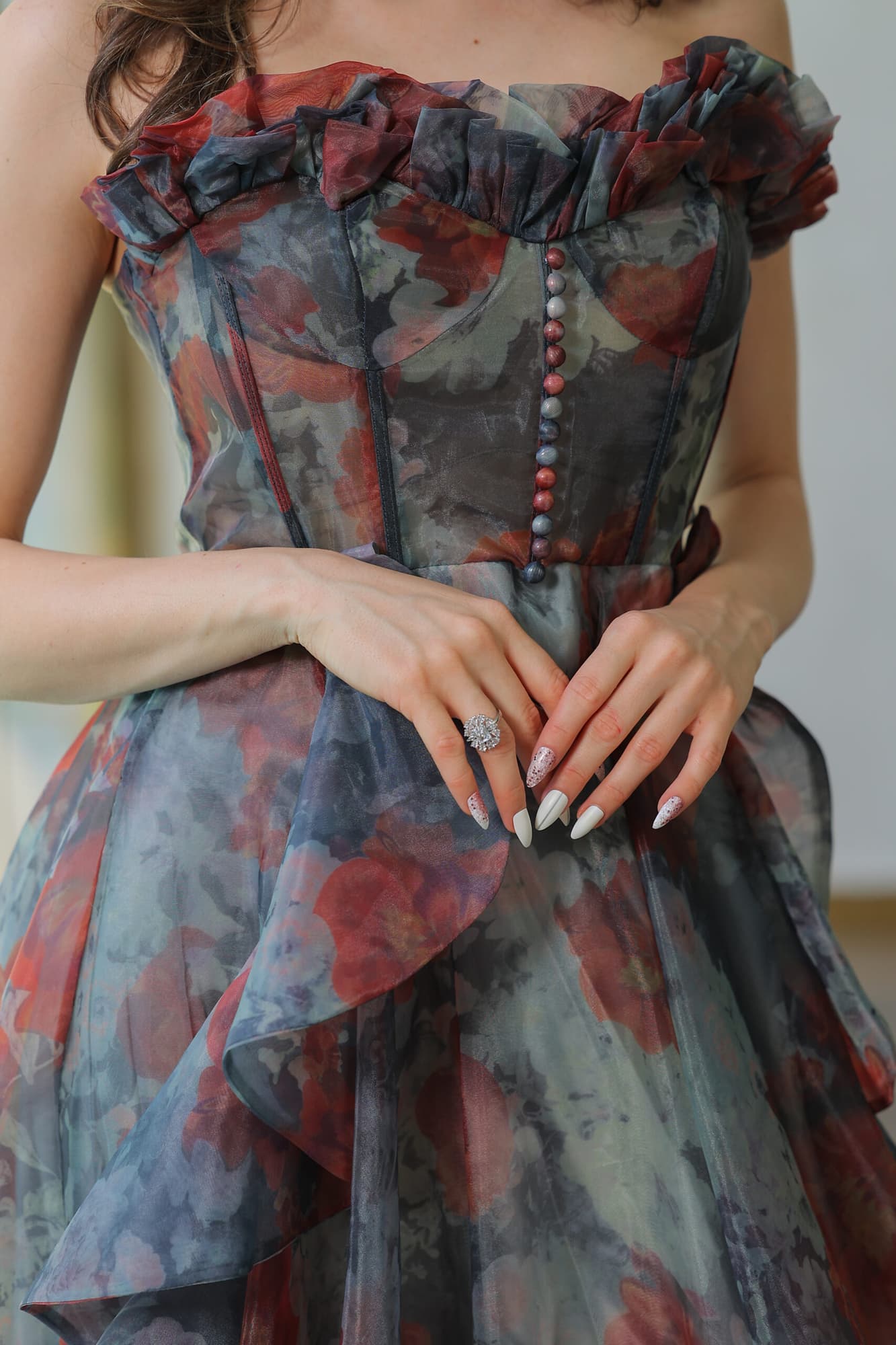 فستان سهرة رمادي بقصه كشكش بطبعات ورد رمادي