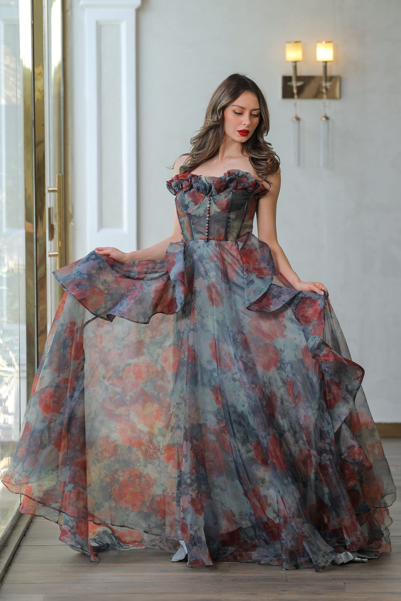 فستان سهرة رمادي بقصه كشكش بطبعات ورد