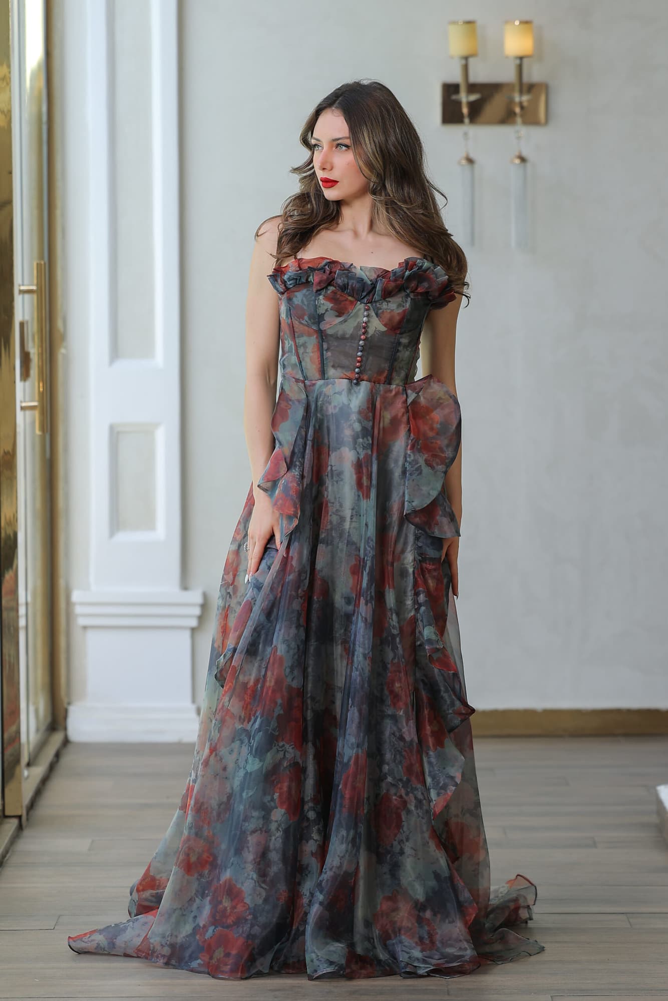 فستان سهرة رمادي بقصه كشكش بطبعات ورد