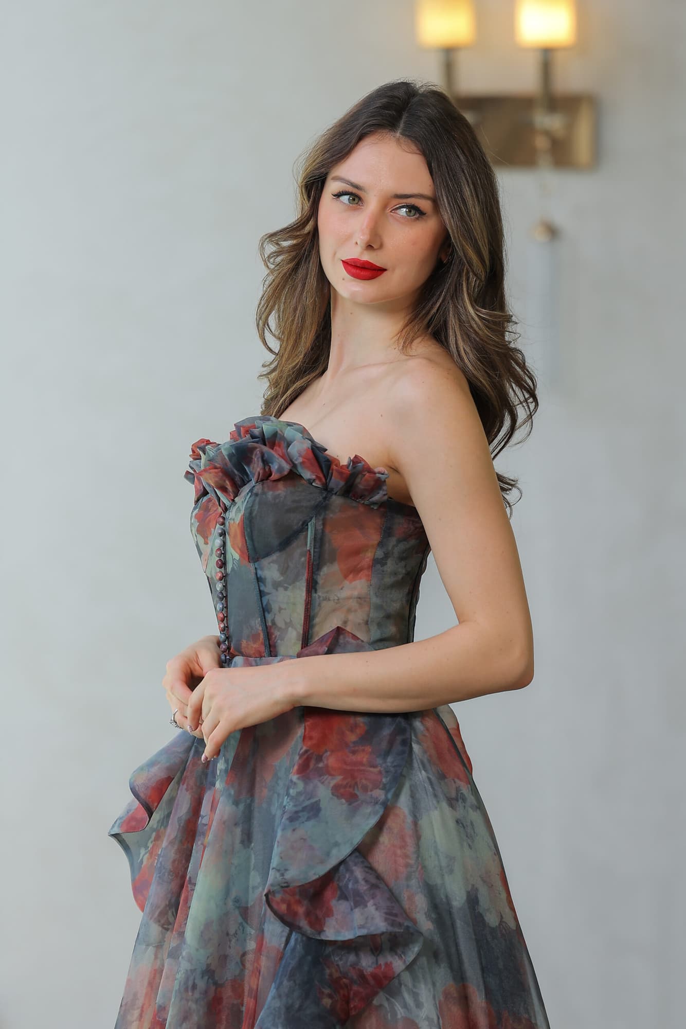 فستان سهرة رمادي بقصه كشكش بطبعات ورد