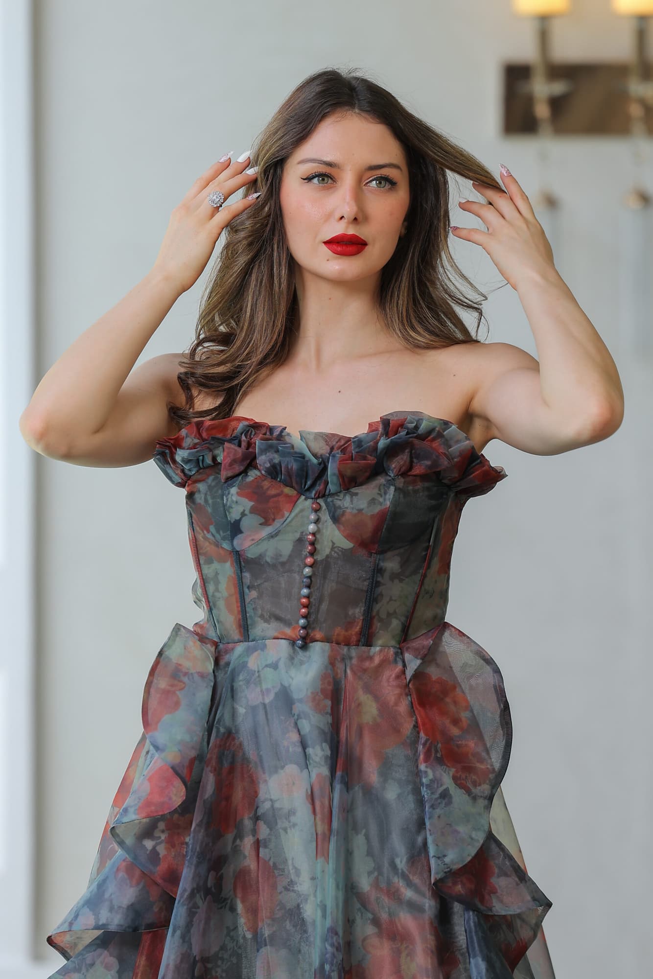 فستان سهرة رمادي بقصه كشكش بطبعات ورد