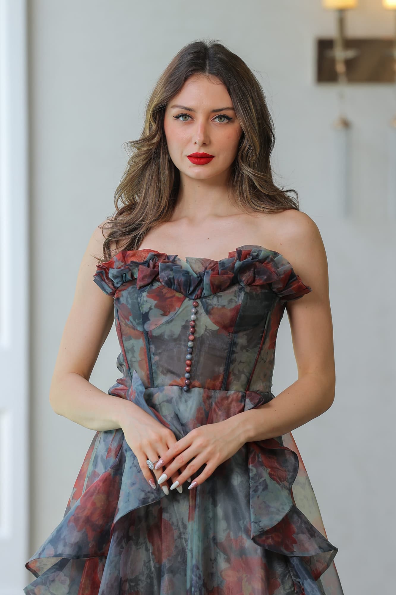 فستان سهرة رمادي بقصه كشكش بطبعات ورد