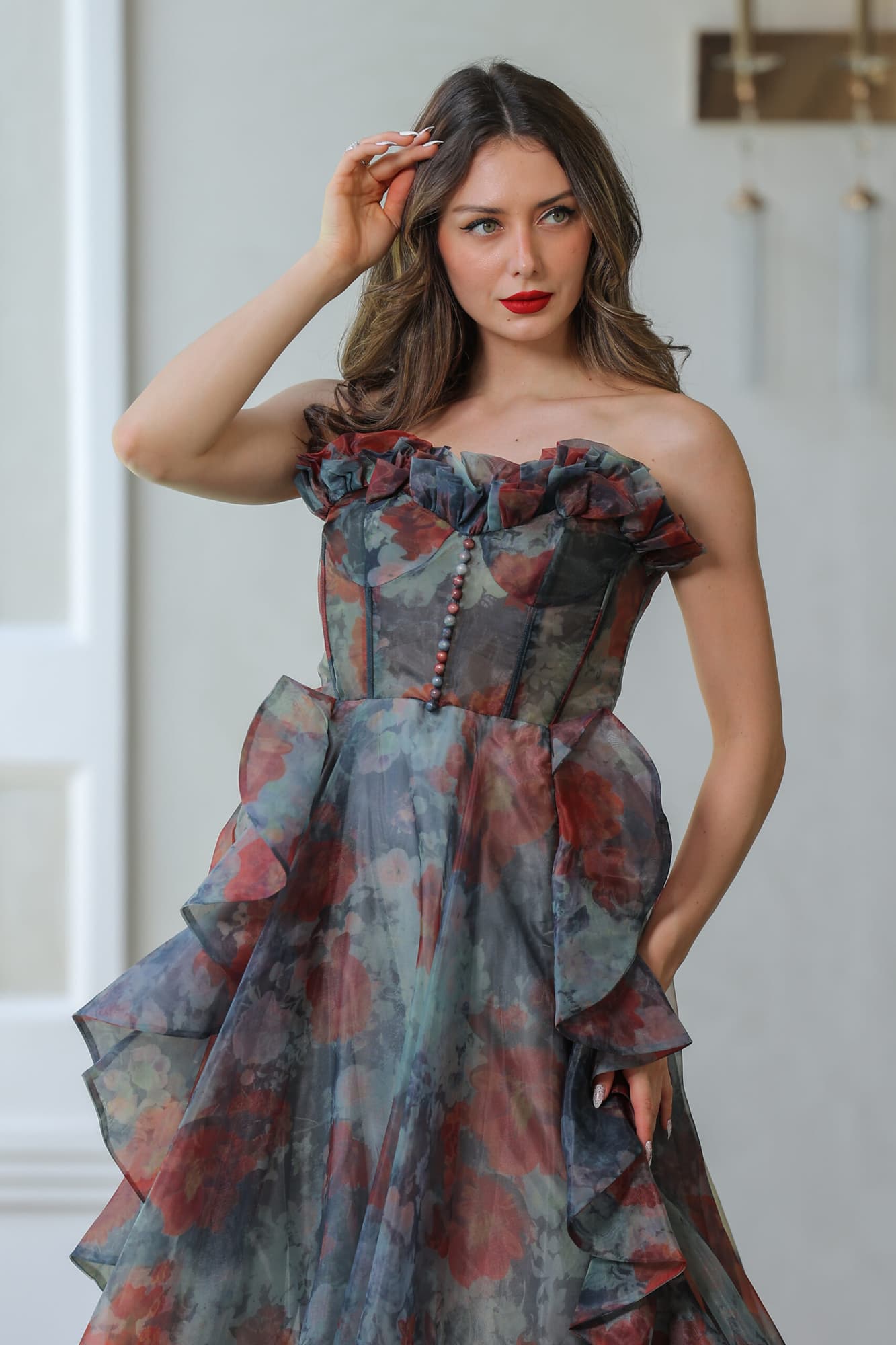 فستان سهرة رمادي بقصه كشكش بطبعات ورد